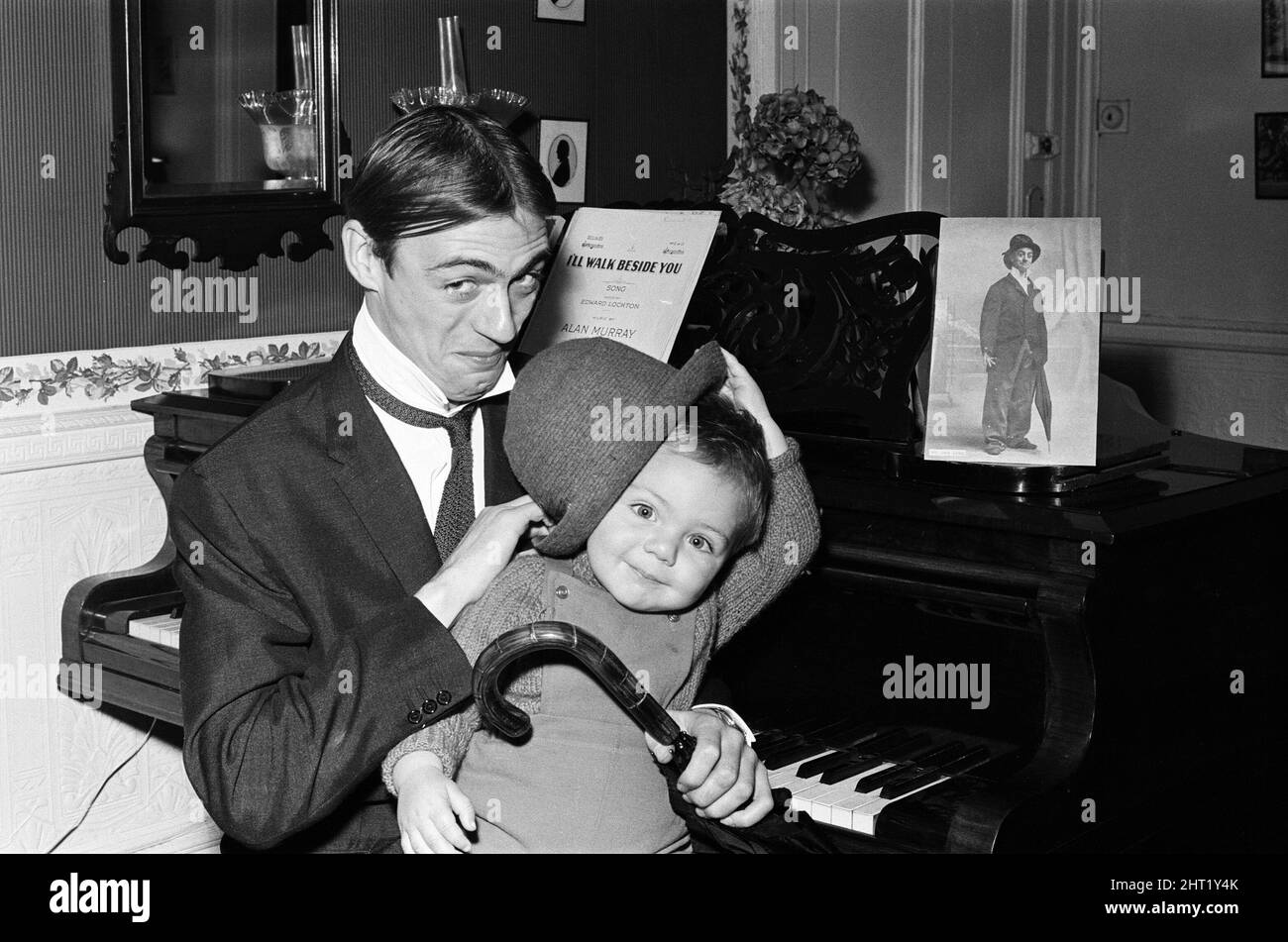 Roy Hudd, è ora protagonista della sua serie BBC dal titolo Simply 'Hudd'. Molti spettatori più anziani hanno commentato la somiglianza di Roy con un grande comico di tempi passati - Dan Leno, la cui vita ha studiato. Roy è raffigurato nella casa di Dan Leno ad Akerman Road, Brixton, con suo figlio Max. 20th novembre 1965. Foto Stock