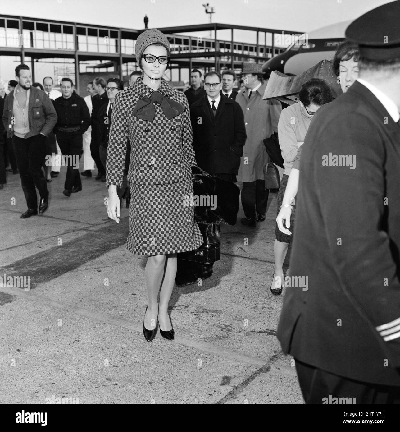 Sophia Loren arriva all'aeroporto di Londra dall'Italia per partecipare al Gala World Premier del film di MGM 'Lady L'. 24th novembre 1965. Foto Stock