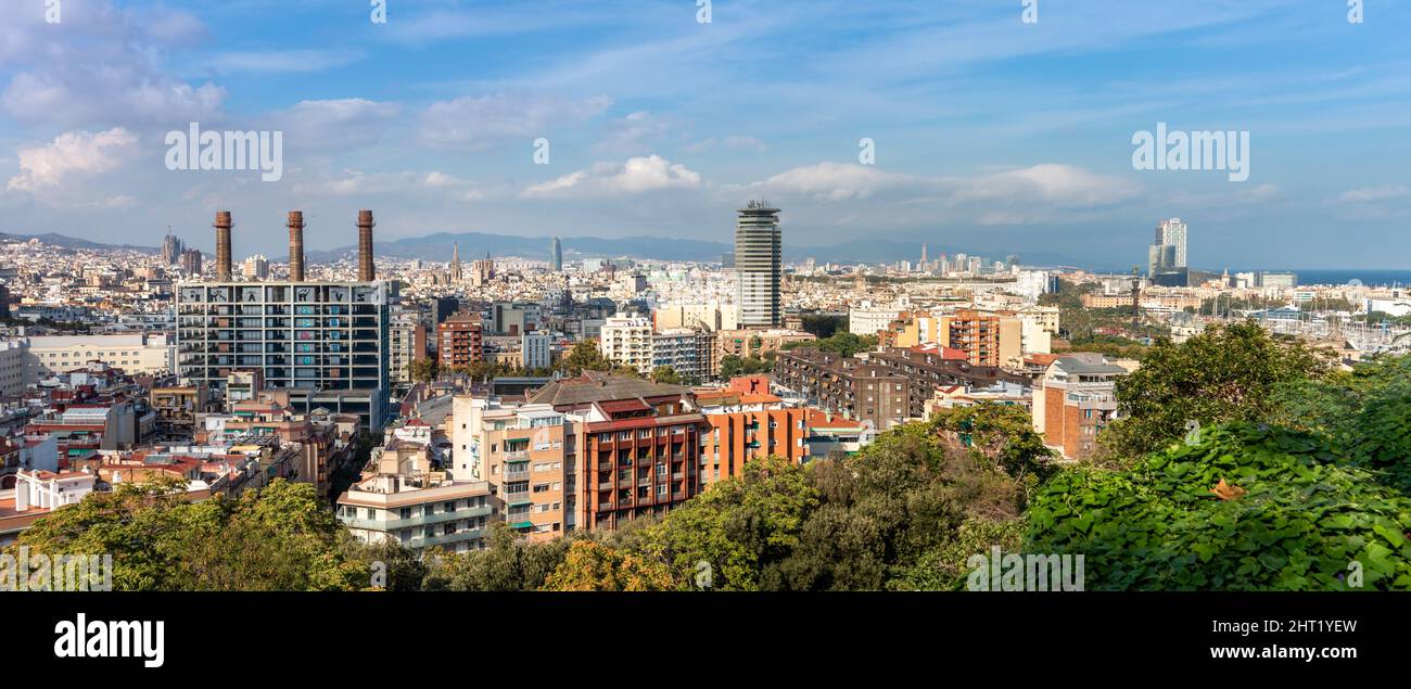 Barcellona, ottobre 2021: Vista panoramica di Barcellona dalla collina di Montjuic, edifici nel centro di Barcellona circondati da alberi naturali e il Mediterraneo Foto Stock
