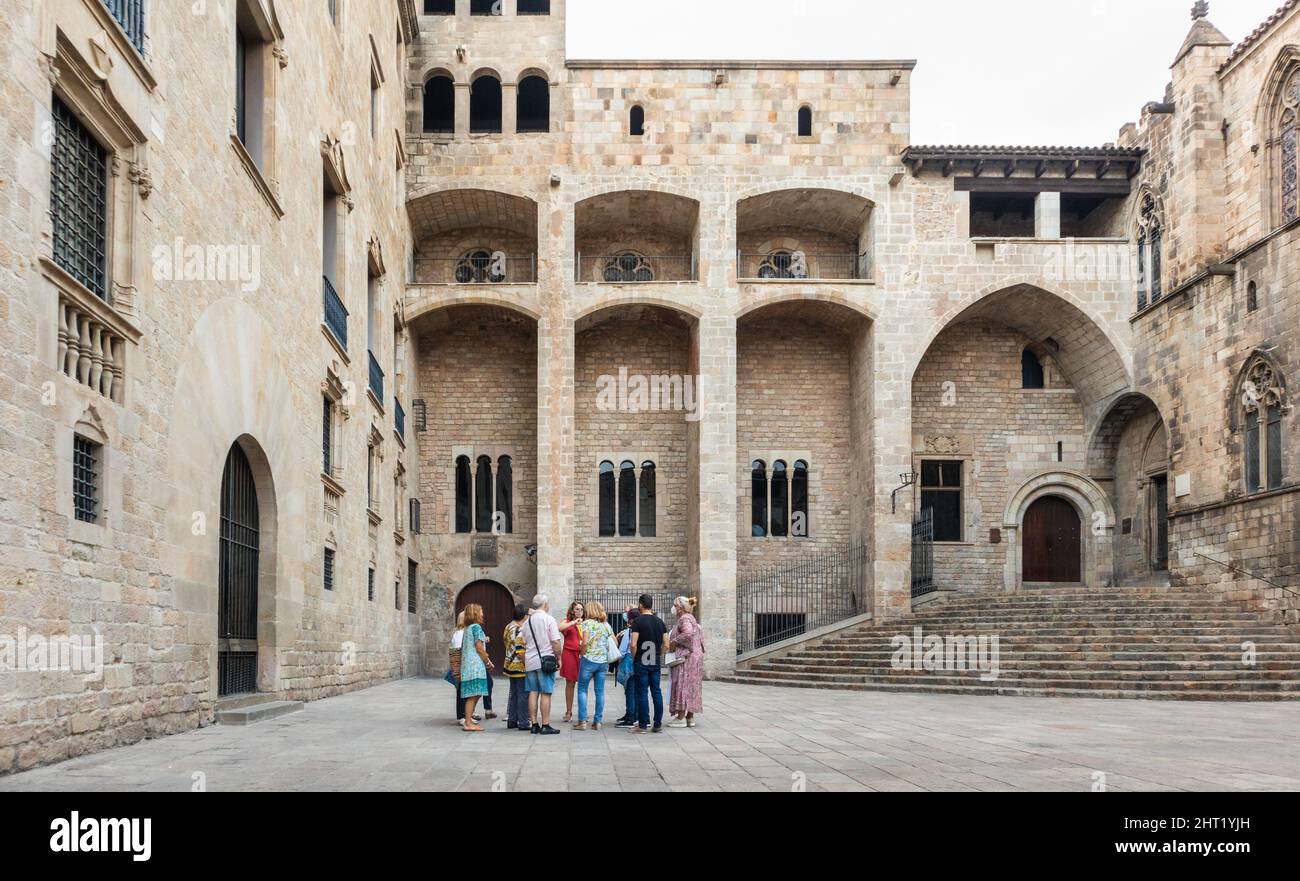 Barcellona, 2021 ottobre: Tour a piedi gruppo di turisti in visita a Plaza del Rei con una guida durante il giorno, visita guidata culturale a Barcellona, Catalogna, Foto Stock
