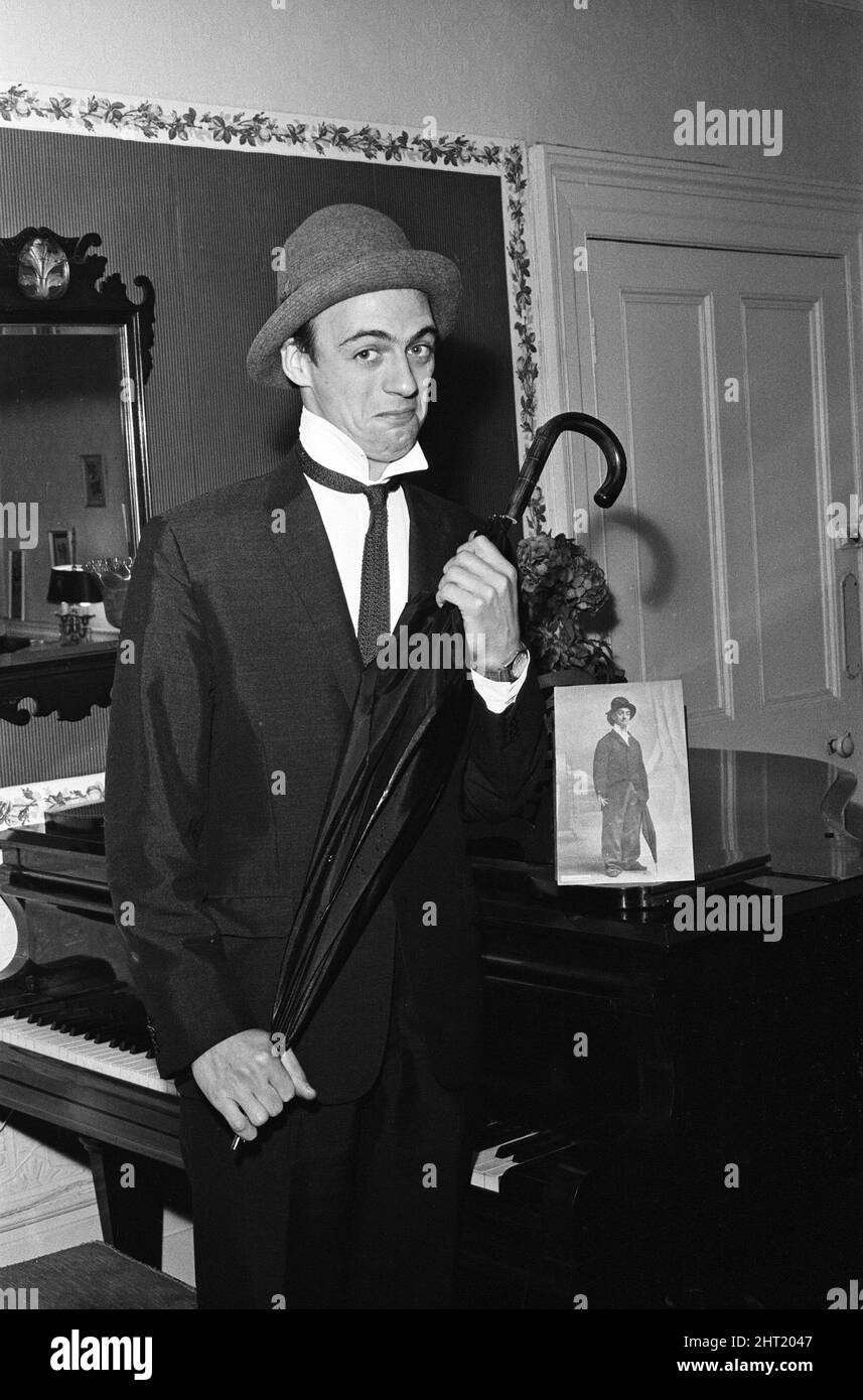 Roy Hudd, è ora protagonista della sua serie BBC dal titolo Simply 'Hudd'. Molti spettatori più anziani hanno commentato la somiglianza di Roy con un grande comico di tempi passati - Dan Leno, la cui vita ha studiato. Roy è raffigurato nella casa di Dan Leno ad Akerman Road, Brixton. 20th novembre 1965. Foto Stock