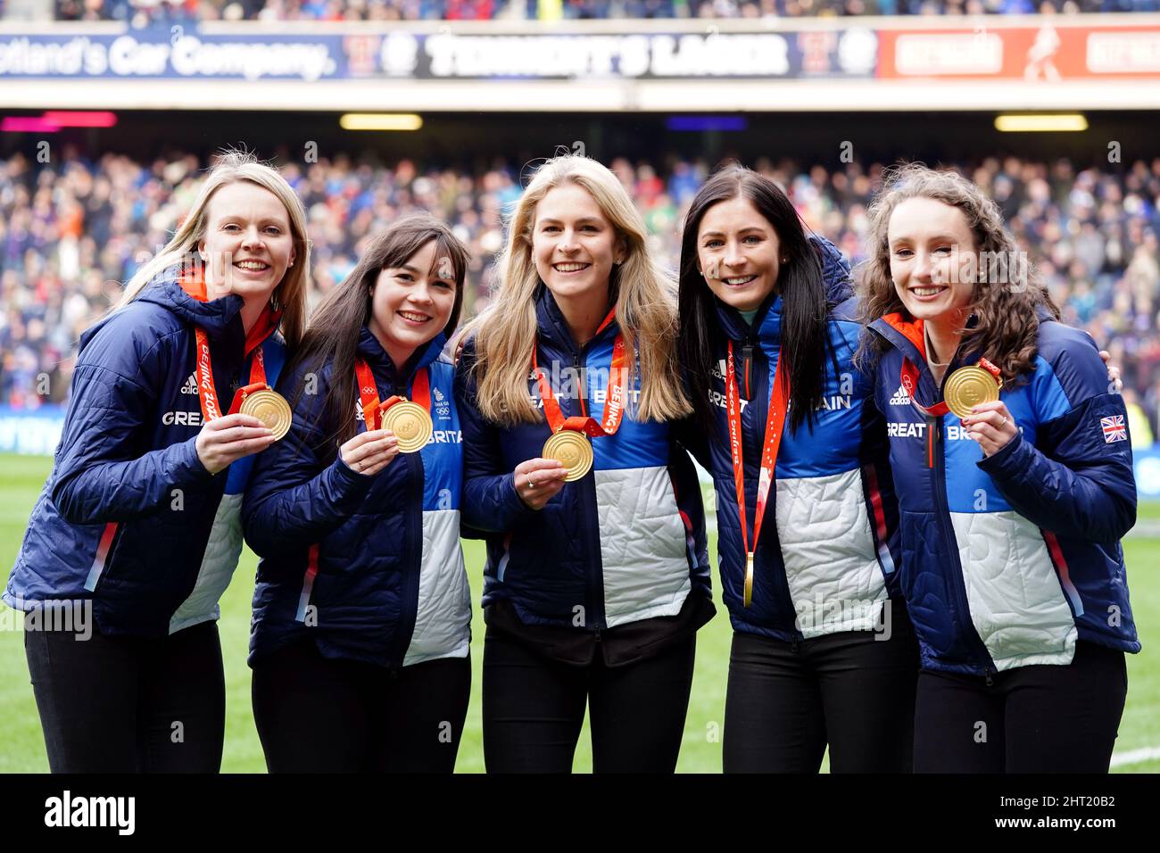 I medaglia d'oro Vicky Wright, Hailey Duff, Mili Smith, Eve Muirhead e Jennifer Dodds (sinistra-destra) si presentano con le loro medaglie sul campo metà tempo della partita Guinness Six Nations al Murrayfield Stadium di Edimburgo. Data foto: Sabato 26 febbraio 2022. Foto Stock