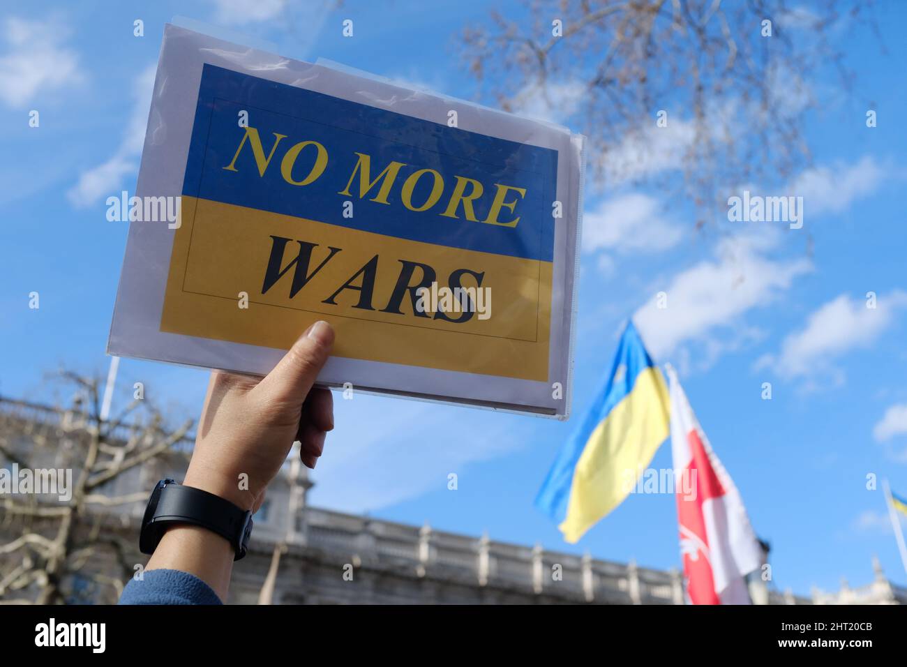 LONDRA - 26th FEBBRAIO 2022: Protesta anti-guerra fuori Downing Street a Londra, per la pace in Ucraina dopo gli attacchi russi. Foto Stock