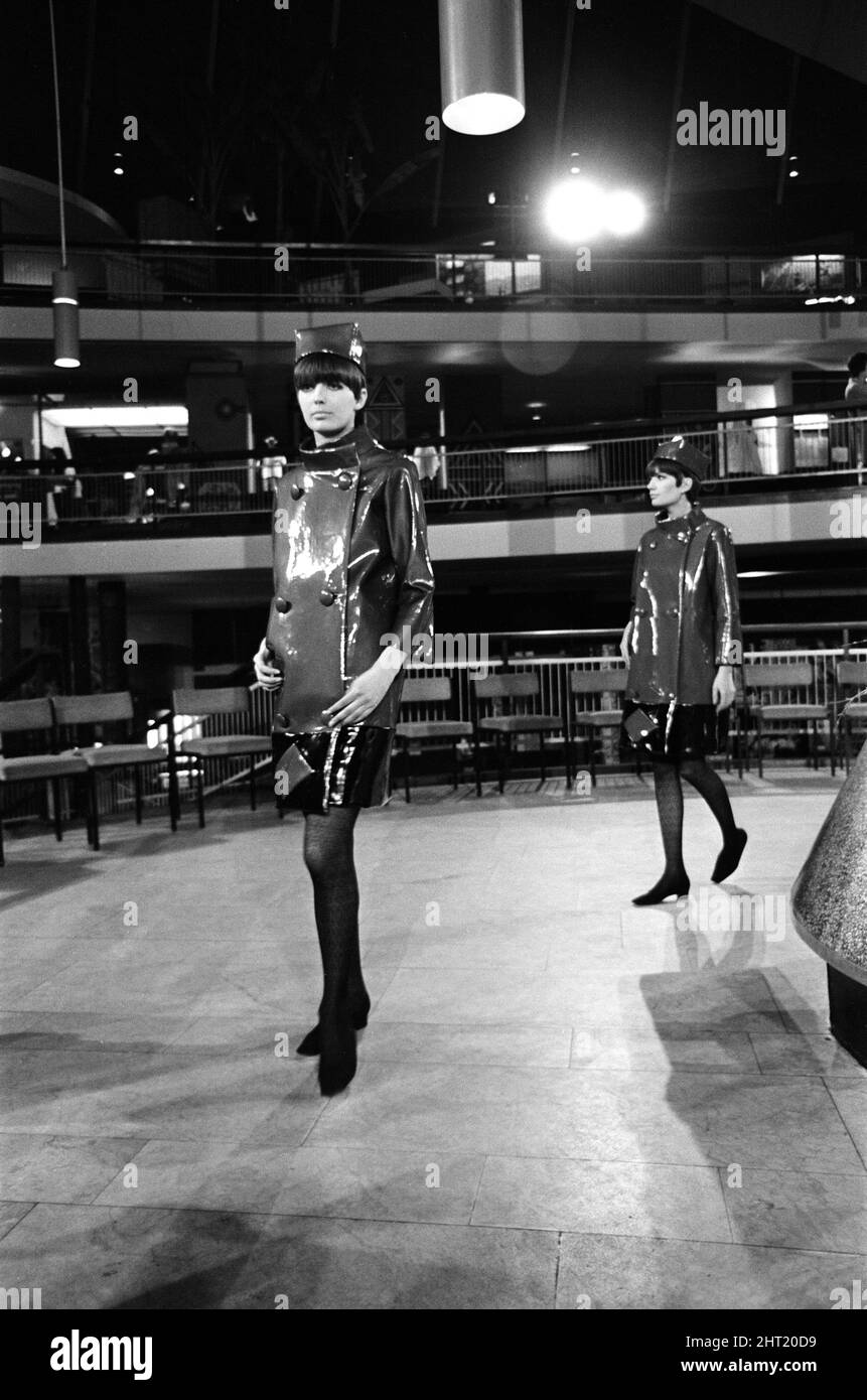 Modelli alle prove per un gala di beneficenza di Pierre Cardin che sta dando al Commonwealth Institute di Londra. 23rd febbraio 1966. Foto Stock