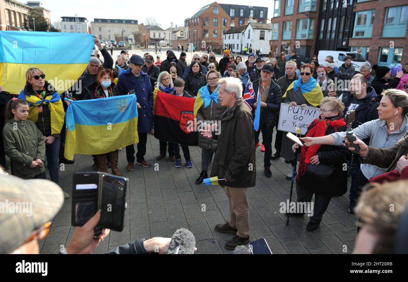 Il deputato Gloucester Richard Graham si rivolge alla folla. In tutto il mondo lo shock della guerra in Ucraina si sta trasformando in rabbia e protesta. Dimostrazione per Foto Stock