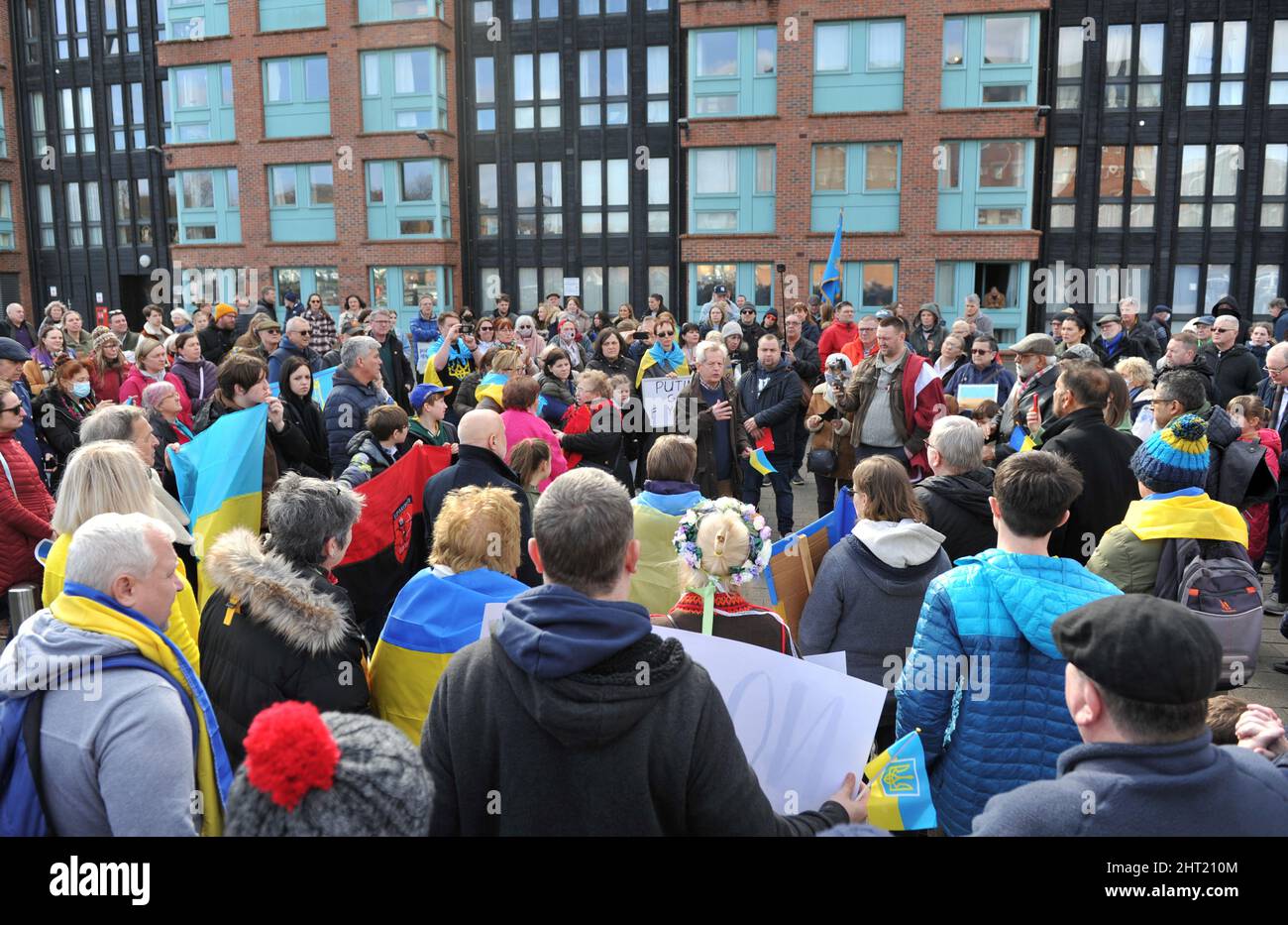 Il deputato Gloucester Richard Graham si rivolge alla folla. In tutto il mondo lo shock della guerra in Ucraina si sta trasformando in rabbia e protesta. Dimostrazione per Foto Stock