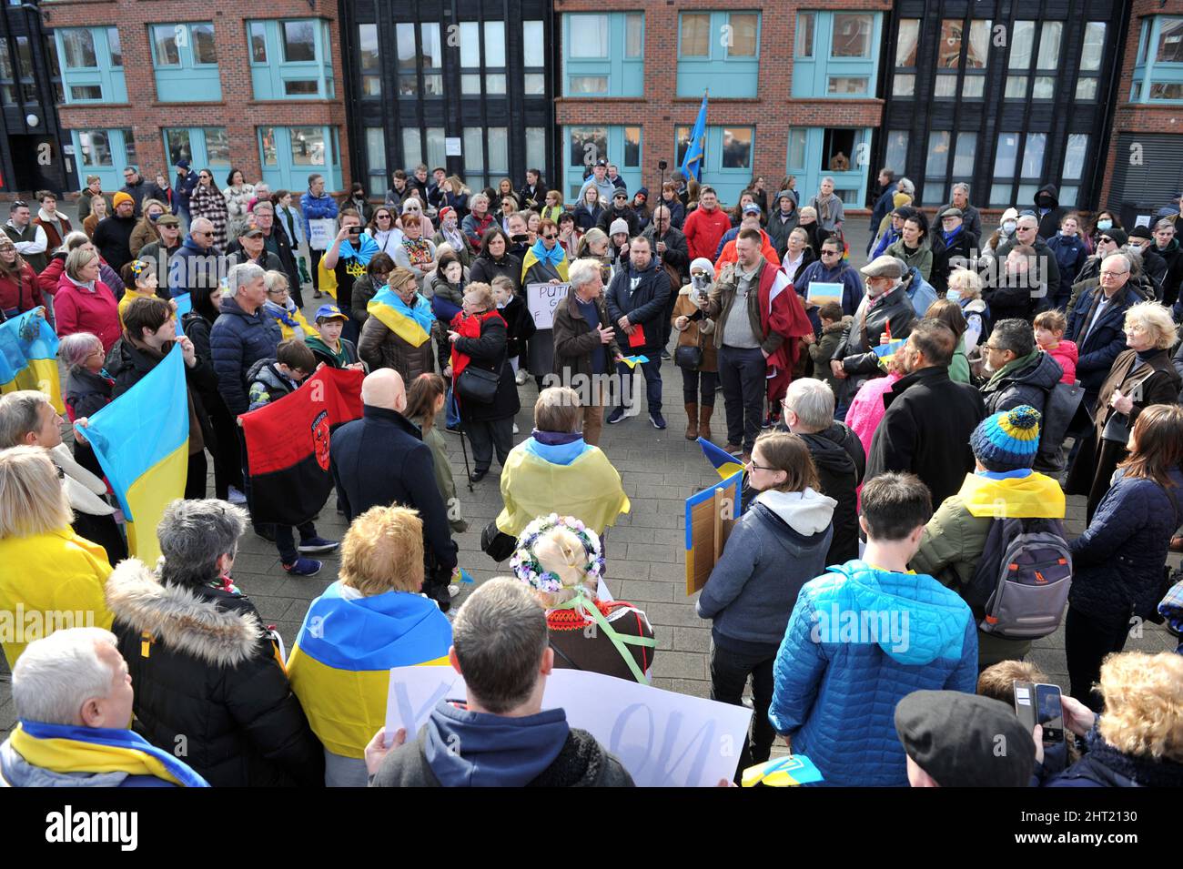 Il deputato Gloucester Richard Graham si rivolge alla folla. In tutto il mondo lo shock della guerra in Ucraina si sta trasformando in rabbia e protesta. Dimostrazione per Foto Stock
