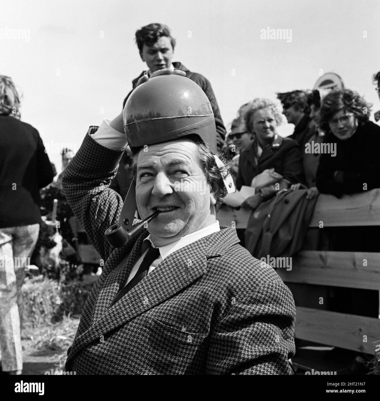 Attore Rupert Davies al Regent Show Business Car Club Motoring Garden Party. In aiuto della Società Nazionale per i bambini portatori di handicap mentali. Beaulieu, Hants. 11th aprile 1965. Foto Stock