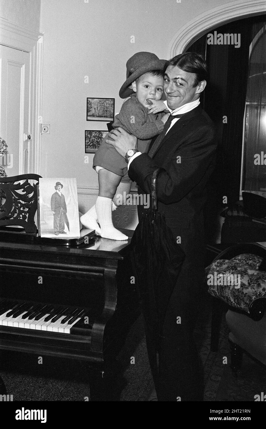 Roy Hudd, è ora protagonista della sua serie BBC dal titolo Simply 'Hudd'. Molti spettatori più anziani hanno commentato la somiglianza di Roy con un grande comico di tempi passati - Dan Leno, la cui vita ha studiato. Roy è raffigurato nella casa di Dan Leno a Brixton, con suo figlio Max. 20th novembre 1965. Foto Stock