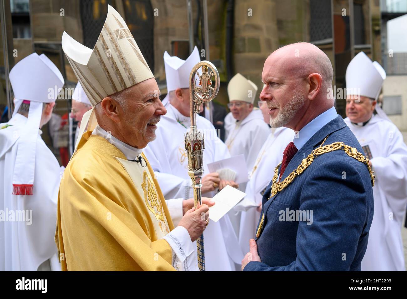 Il più reverendo William Nolan, con il Signore Provost di Glasgow, Philip Braat, dopo essere stato installato come nuovo arcivescovo cattolico romano di Glasgow durante la sua cerimonia di entronement alla Cattedrale di St Andrew, Glasgow. Data foto: Sabato 26 febbraio 2022. Foto Stock