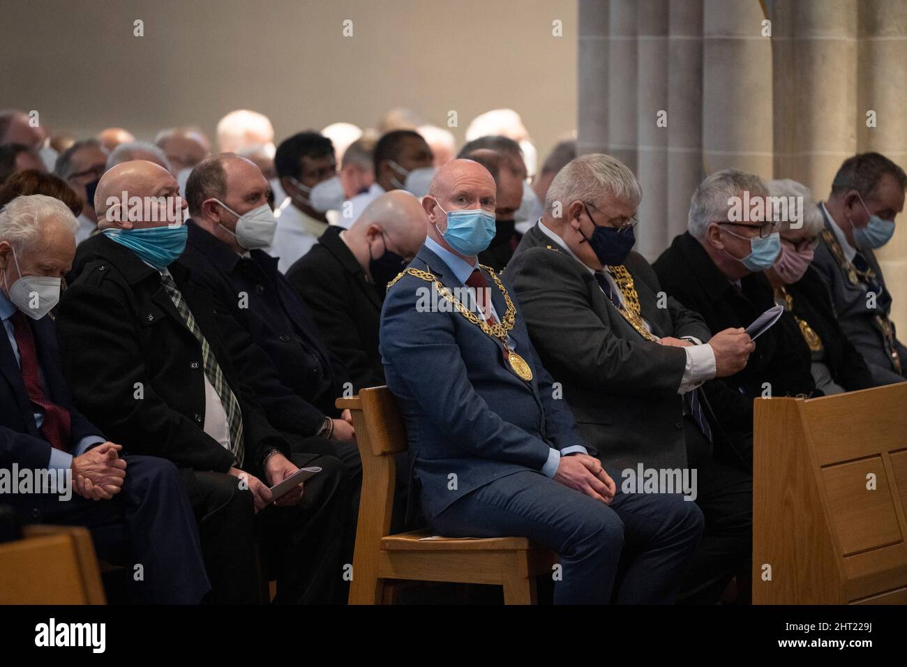 Dignitari, tra cui il Lord Provost di Glasgow Philip Braat, partecipano alla cerimonia del Reverendissimo William Nolan, che è stato installato come nuovo arcivescovo cattolico romano di Glasgow durante la sua cerimonia di insediamento nella Cattedrale di St Andrew, Glasgow. Data foto: Sabato 26 febbraio 2022. Foto Stock