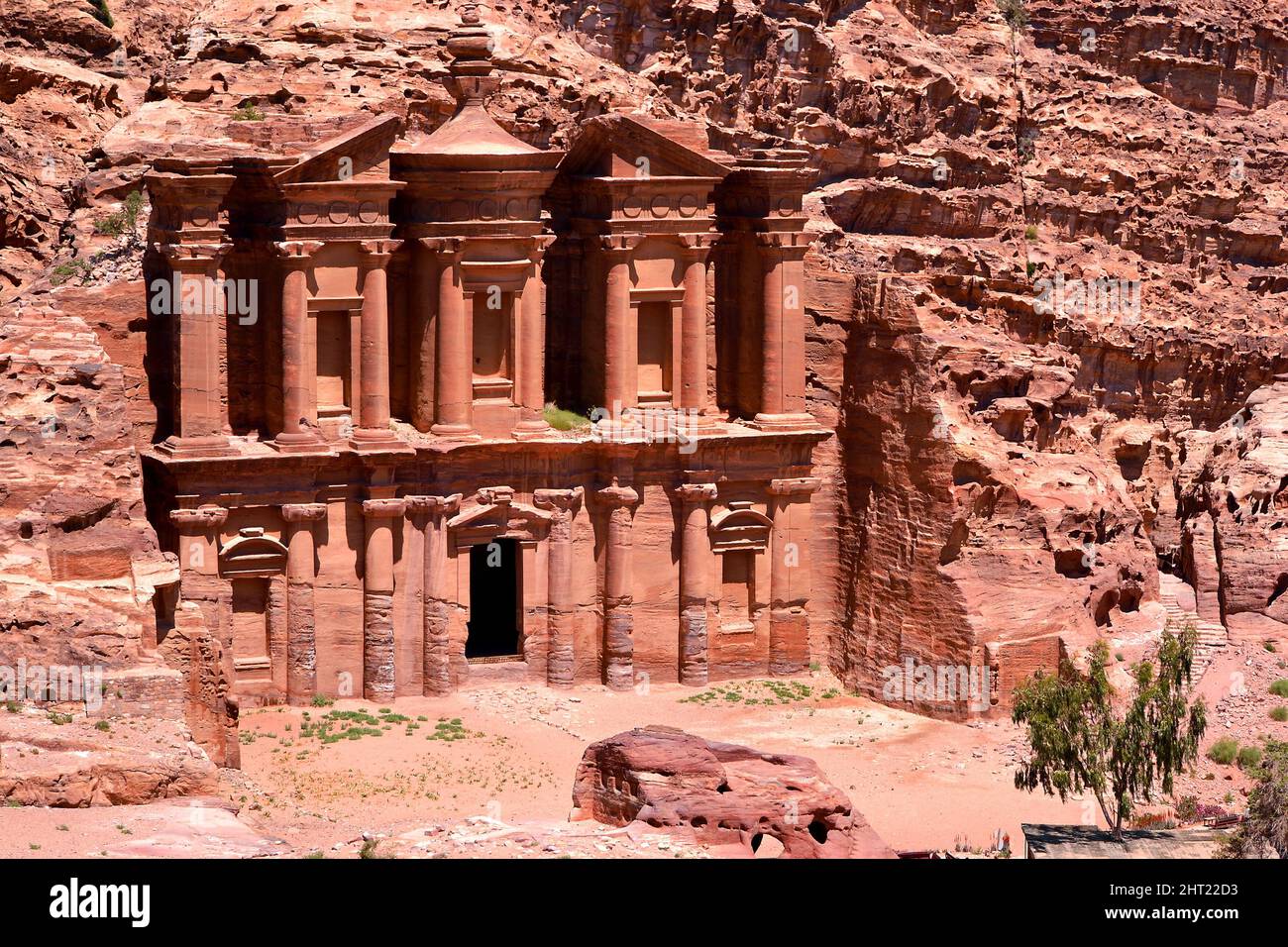 Antica città rocciosa di Petra, Monastero ad Deir, sito archeologico scolpito in arenaria, rocce di arenaria splendidamente colorate, Giordania. Foto Stock