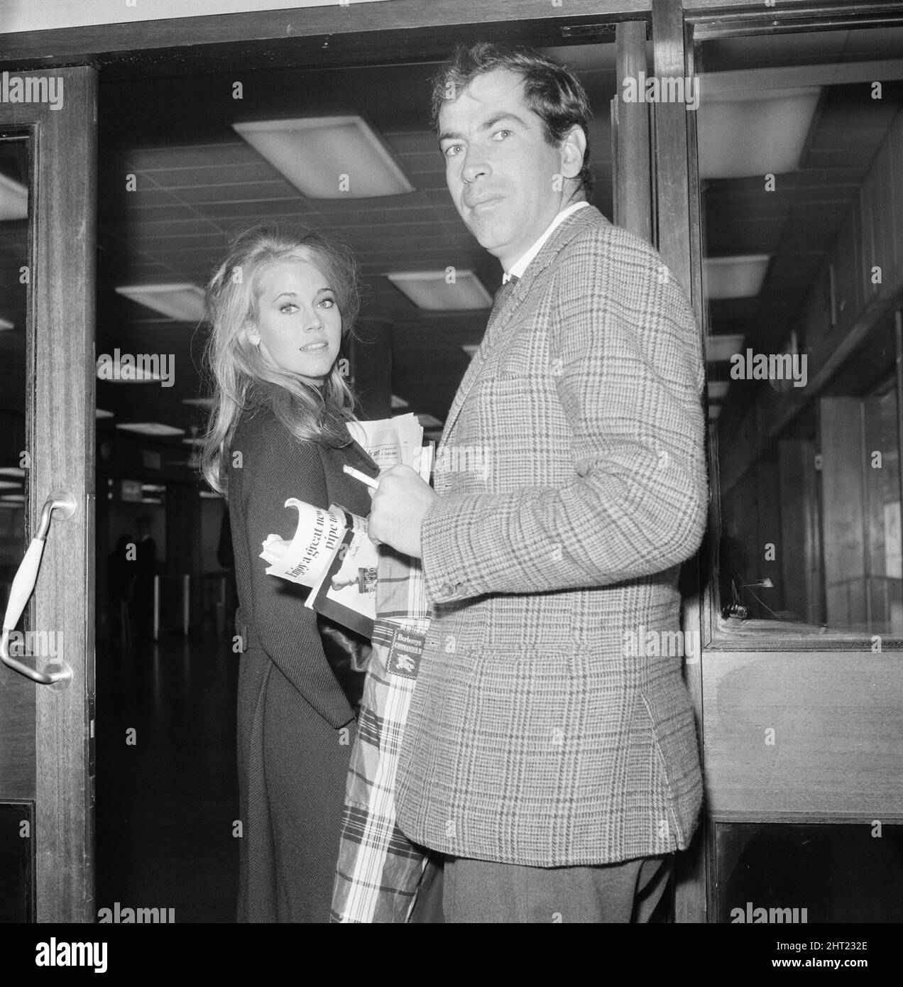 Jane fonda, attrice americana, con marito, regista Roger Vadim, presso l'aeroporto di Heathrow, sabato 9th ottobre 1965. Foto Stock