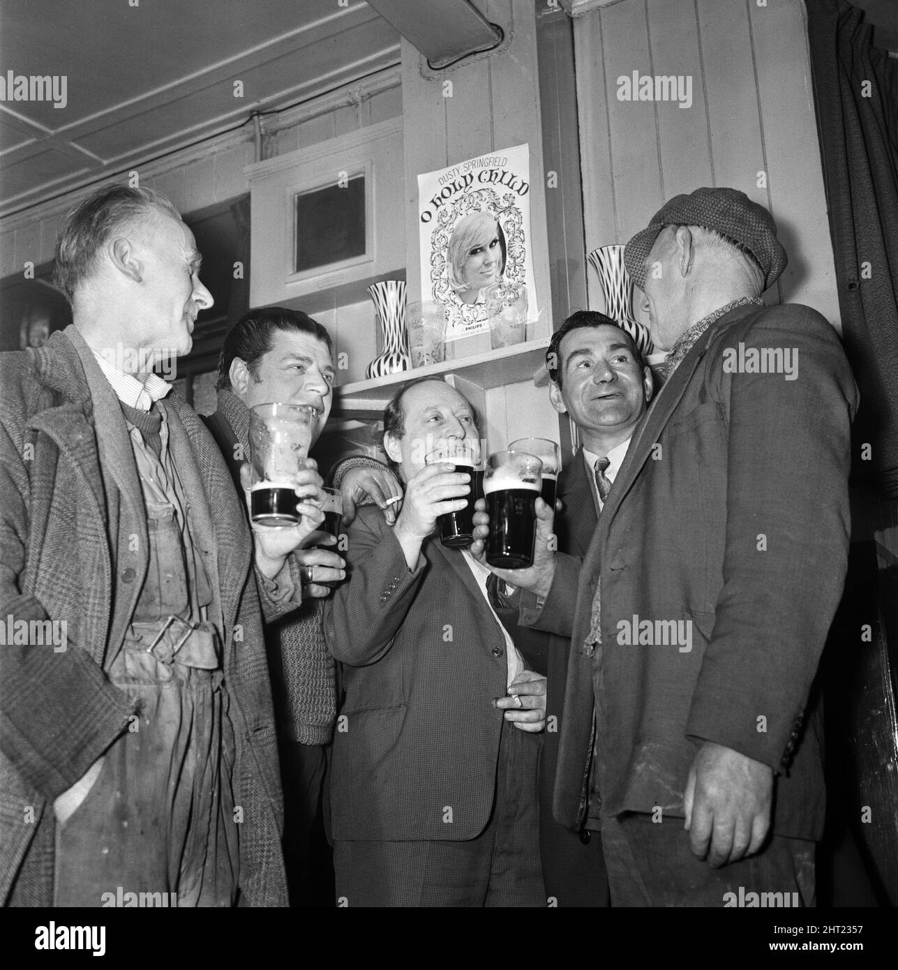 Sorseggiate un drink nel Subway Club, luogo d'incontro per pescatori e banchine. Marzo 1965. Foto Stock