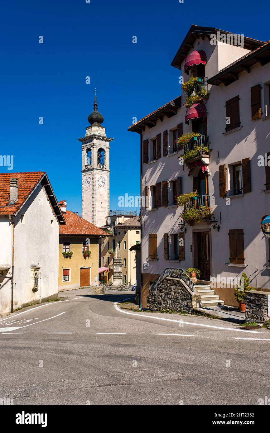 Case del borgo carve con la chiesa Chiesa di San Donnino Martire. Foto Stock