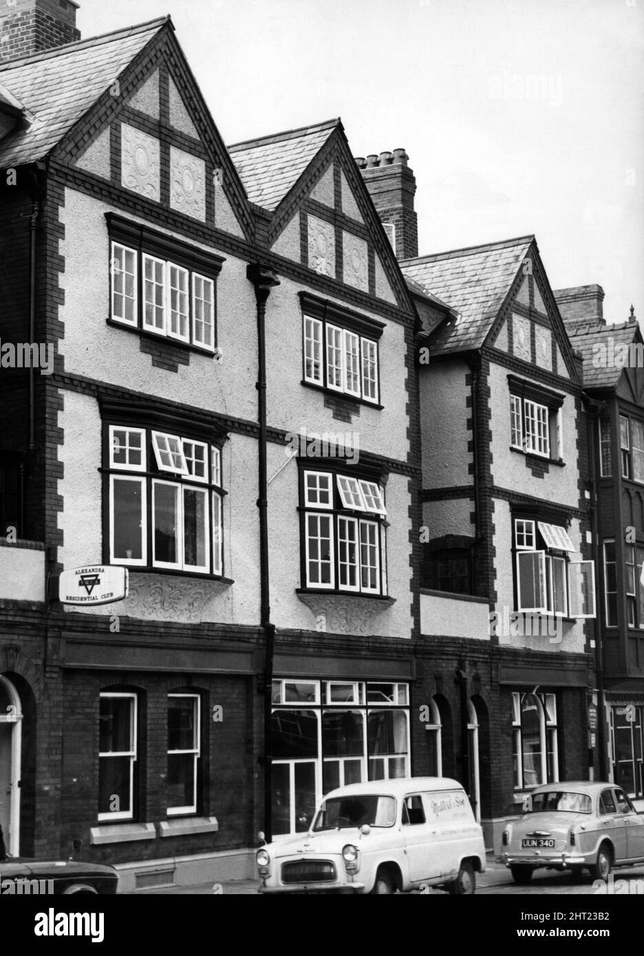 La nuova apertura YWCA in City Road, Chester, Cheshire. Una carenza di giovani donne in cerca di un posto per rimanere ha lasciato personale ostello inciampato, hanno anche fatto ricorso alla pubblicità, ma la loro offerta alle donne di venire e vivere lì è caduto su orecchie sorde, con la maggior parte delle risposte provenienti dagli uomini. 25th agosto 1966 Foto Stock