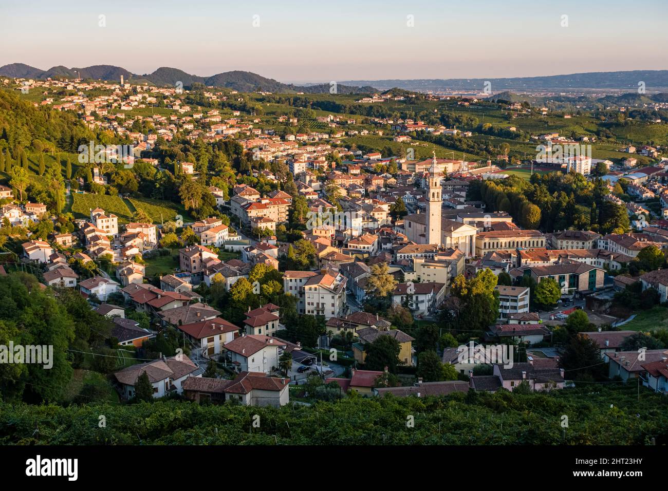 Vista aerea sul paesino Valdobbiadene, sede del Prosecco, circondato da colline e vigneti. Foto Stock