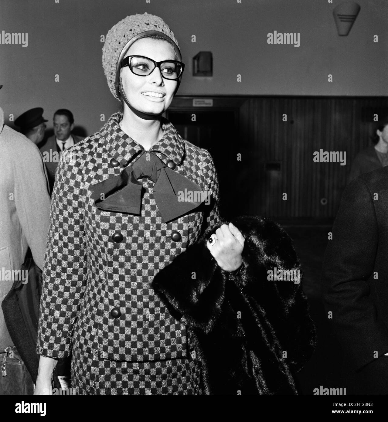 Sophia Loren arriva all'aeroporto di Londra dall'Italia per partecipare al Gala World Premier del film di MGM 'Lady L'. 24th novembre 1965. Foto Stock