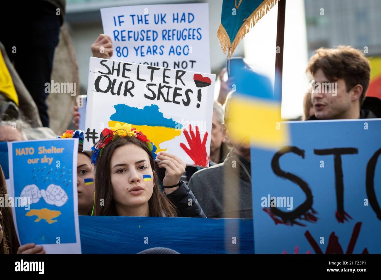 Manchester, Regno Unito. 26th Feb 2022. Le persone con cartelli assistono a una protesta anti-guerra ai Piccadilly Gardens per essere solidali con il popolo ucraino. Ciò avviene dopo che la Russia ha lanciato un attacco sul territorio ucraino, dopo settimane di retorica amara che ha visto morire centinaia di UkrainianÕs. Credit: Andy Barton/Alamy Live News Foto Stock