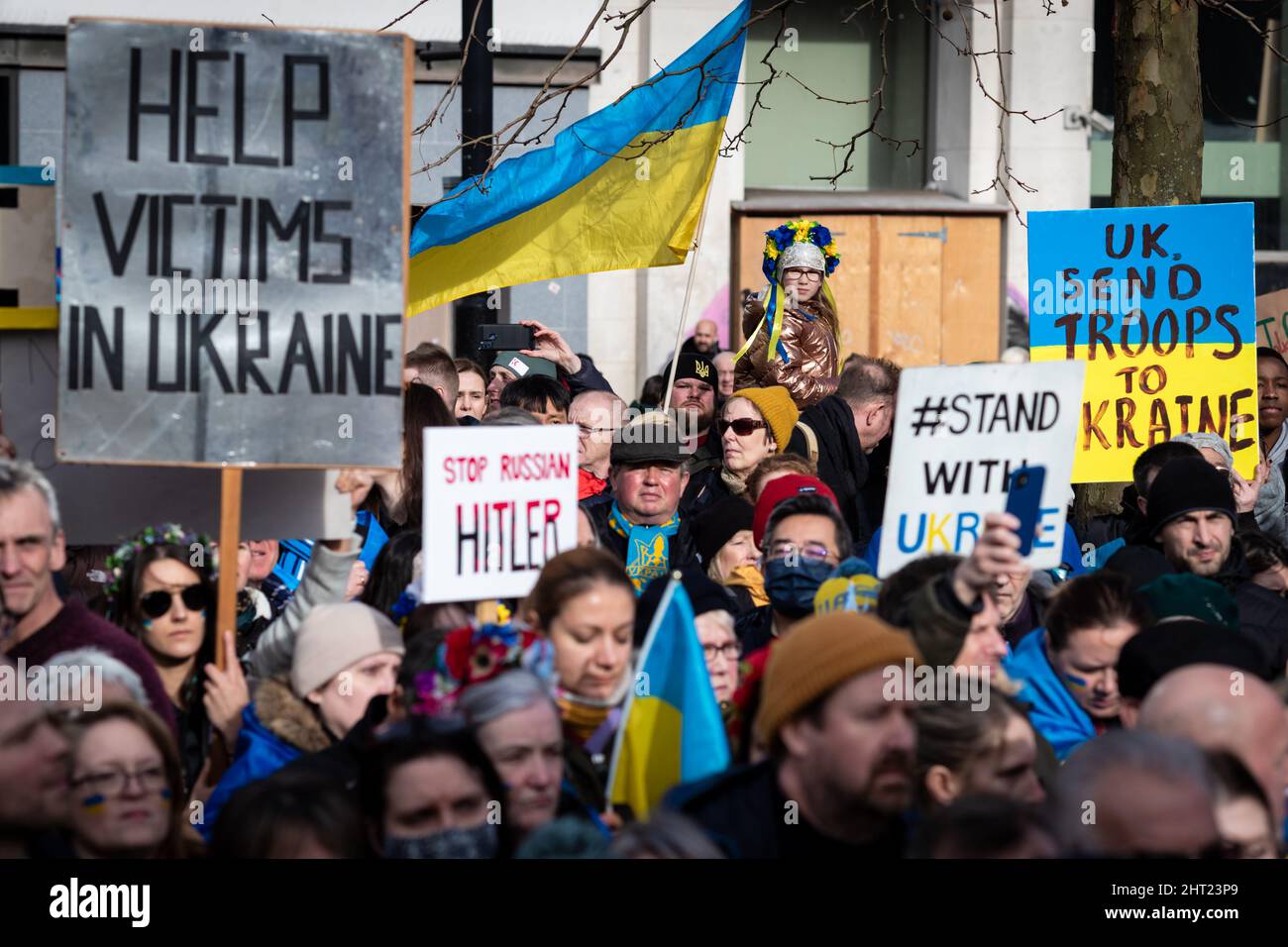 Manchester, Regno Unito. 26th Feb 2022. Le persone con cartelli assistono a una protesta anti-guerra ai Piccadilly Gardens per essere solidali con il popolo ucraino. Ciò avviene dopo che la Russia ha lanciato un attacco sul territorio ucraino, dopo settimane di retorica amara che ha visto morire centinaia di UkrainianÕs. Credit: Andy Barton/Alamy Live News Foto Stock