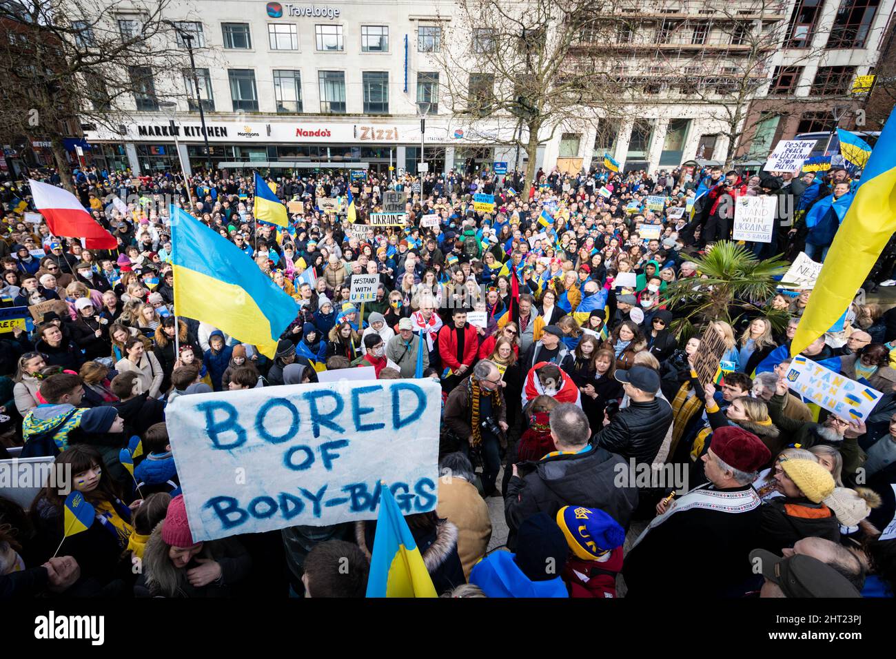 Manchester, Regno Unito. 26th Feb 2022. La gente partecipa a una protesta anti-guerra ai Giardini di Piccadilly per essere solidale con il popolo ucraino. Ciò avviene dopo che la Russia ha lanciato un attacco sul territorio ucraino, dopo settimane di retorica amara che ha visto morire centinaia di ucraini. Credit: Andy Barton/Alamy Live News Foto Stock