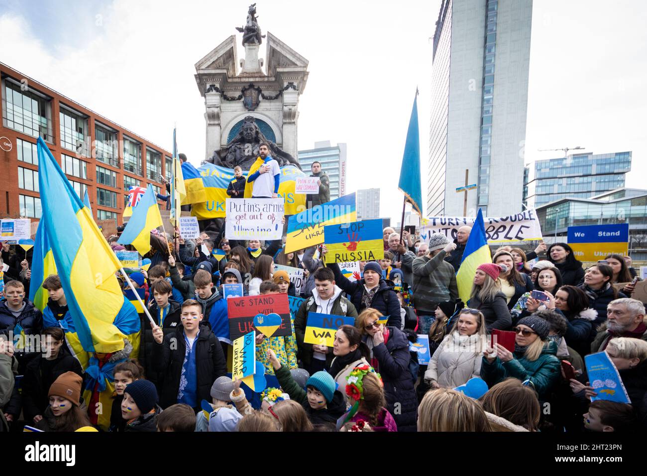 Manchester, Regno Unito. 26th Feb 2022. Le persone con cartelli assistono a una protesta anti-guerra ai Piccadilly Gardens per essere solidali con il popolo ucraino. Ciò avviene dopo che la Russia ha lanciato un attacco sul territorio ucraino, dopo settimane di retorica amara che ha visto morire centinaia di UkrainianÕs. Credit: Andy Barton/Alamy Live News Foto Stock