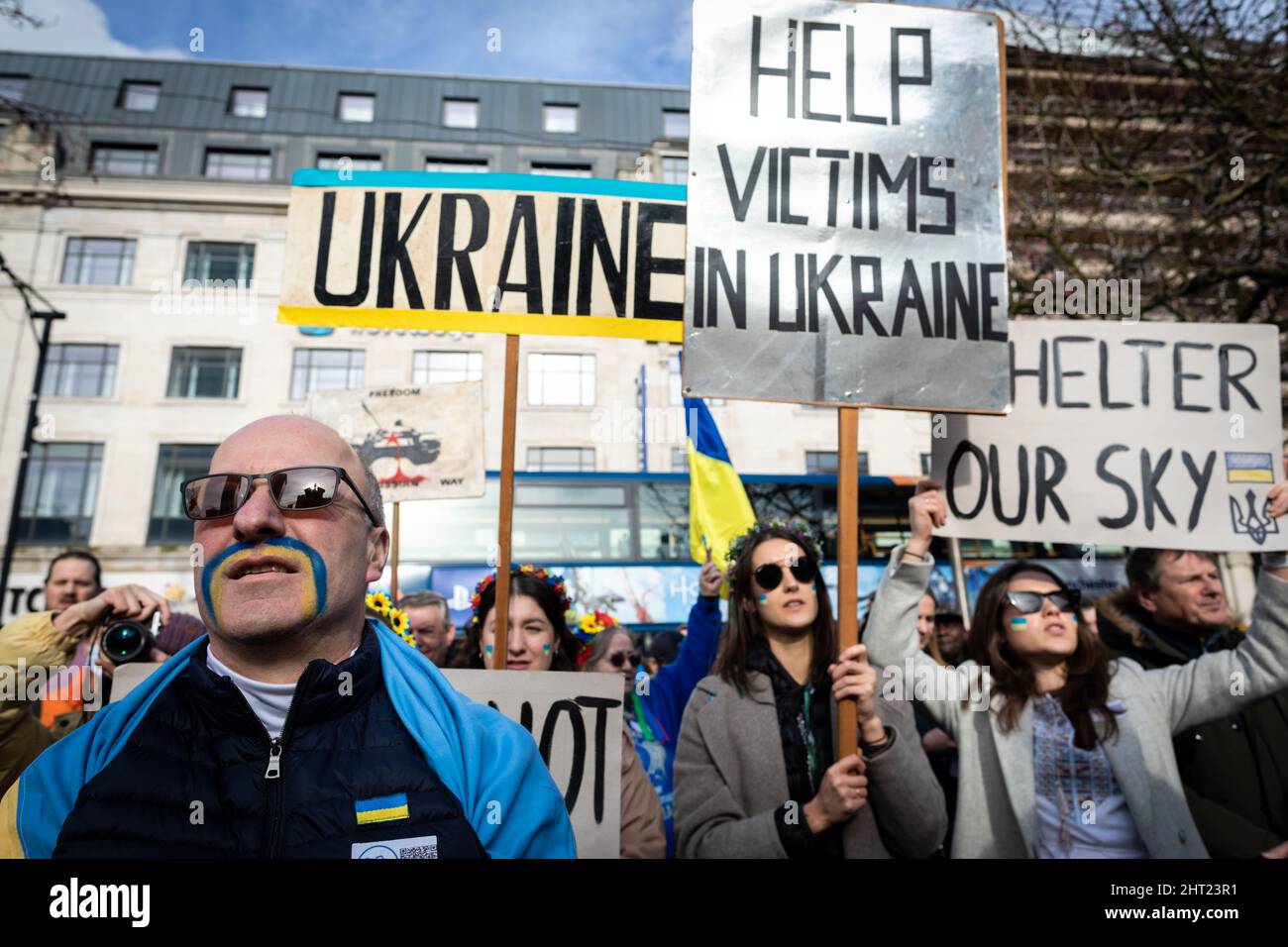 Manchester, Regno Unito. 26th Feb 2022. Le persone con cartelli assistono a una protesta anti-guerra ai Piccadilly Gardens per essere solidali con il popolo ucraino. Ciò avviene dopo che la Russia ha lanciato un attacco sul territorio ucraino, dopo settimane di retorica amara che ha visto morire centinaia di UkrainianÕs. Credit: Andy Barton/Alamy Live News Foto Stock