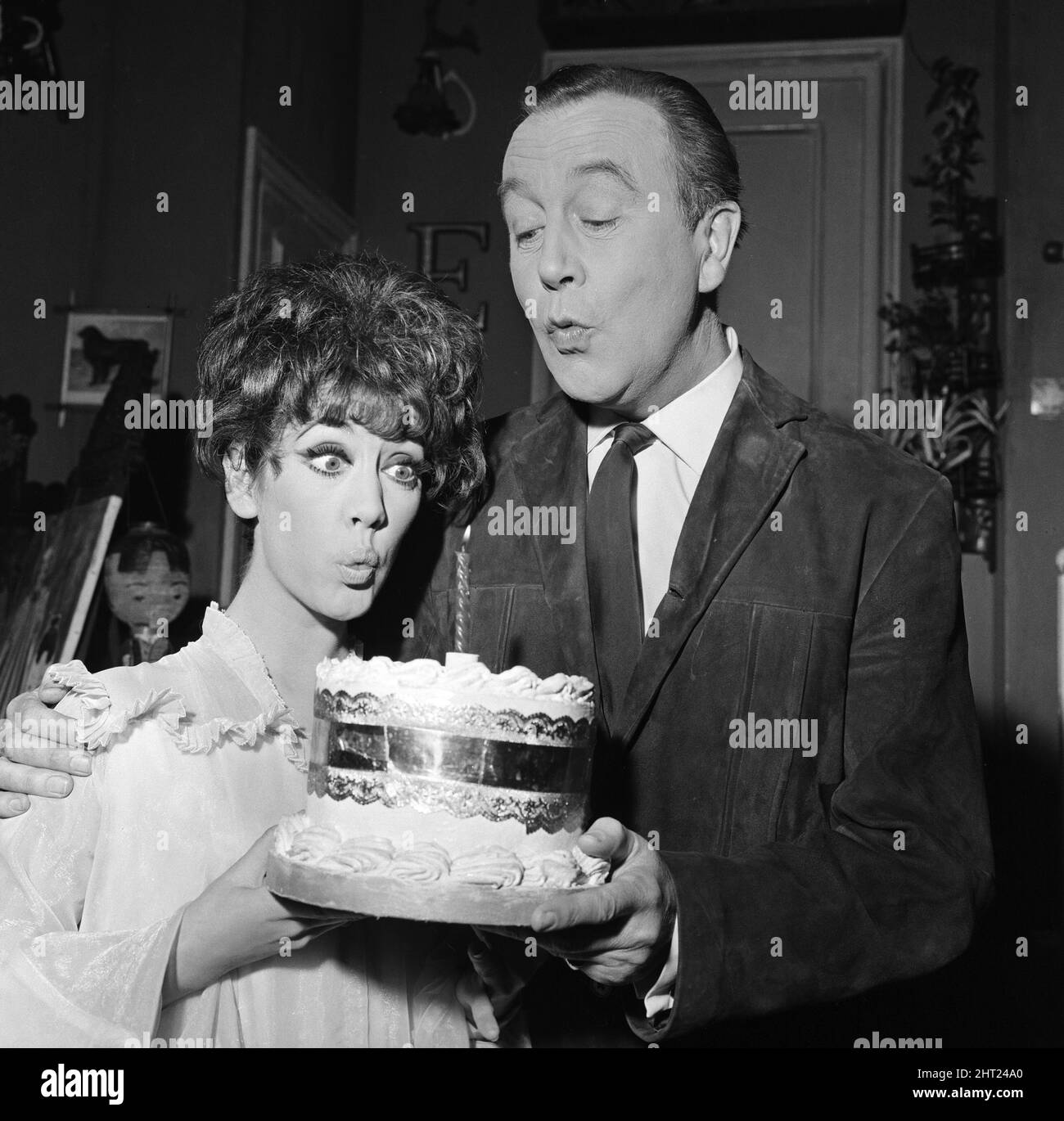 L'attrice Amanda Barrie, che è nella commedia 'ogni Mercoledì' al Teatro Apollo, celebra il suo 27th compleanno. Dennis Price, che la fa da protagonista, la presenta con una torta. 14th settembre 1965. Foto Stock