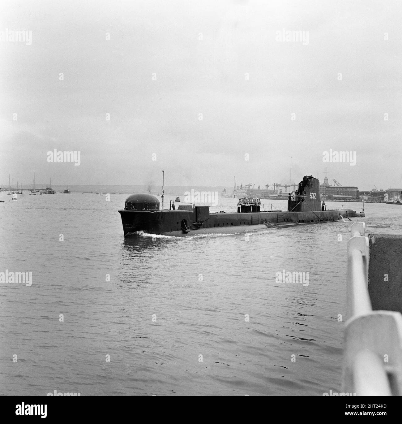 HMS tiptoe, S32, Royal Navy Submarine, impalata nel porto, Gosport, South Hampshire, dopo una collisione con la fregata sottomarina Yarmouth durante gli esercizi 10 miglia Sud Est di Portland Bill, Dorset, Inghilterra, nella foto del 13th luglio 1965. Foto Stock