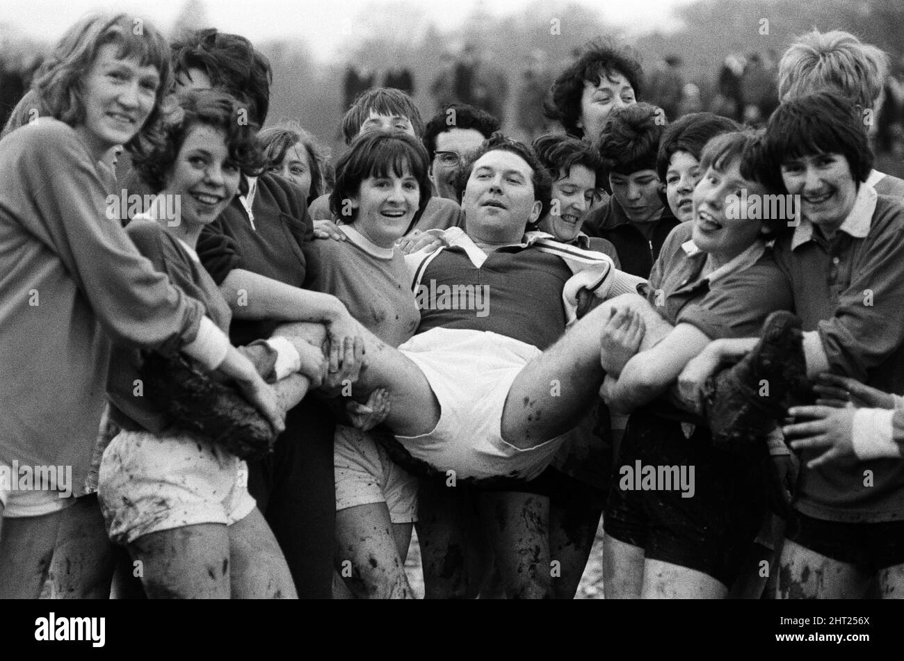 La squadra di football della Queen Mary Girls gioca la loro prima partita contro una squadra di ragazze della Royal Exchange Assurance Co. La partita è stata disputata al Sports Center di Southampton e si è conclusa con un'estrazione dal 3 al 3. L'arbitro è stato Richard 'Dickie' Davies, un reporter con ITN World of Sport. Nella foto, l'arbitro Richard 'Dickie' Davies è portato dalle donne dopo la partita. 30th gennaio 1966. Foto Stock