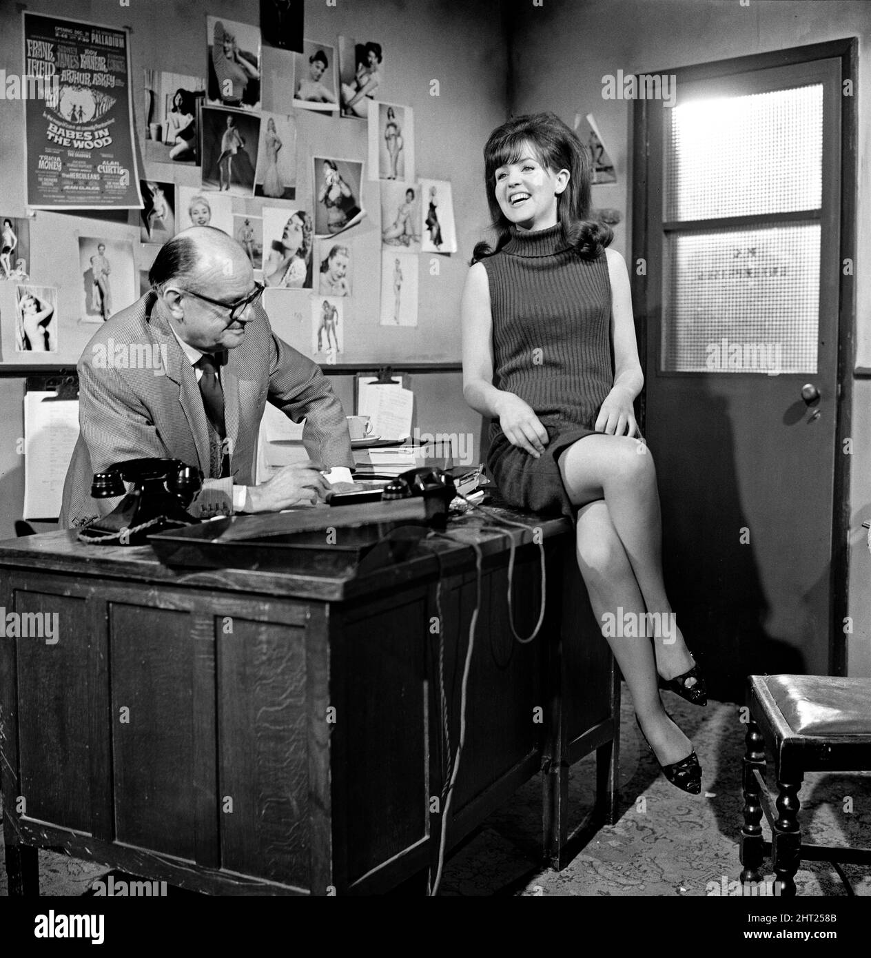 L'attrice Pauline Collins filma una scena per 'Secrets of a Windmill Girl' con l'attore Leon Cortez, che sta suonando la parte di un agente che suona il personaggio di Pauline, Pat. 14th febbraio 1966. Foto Stock