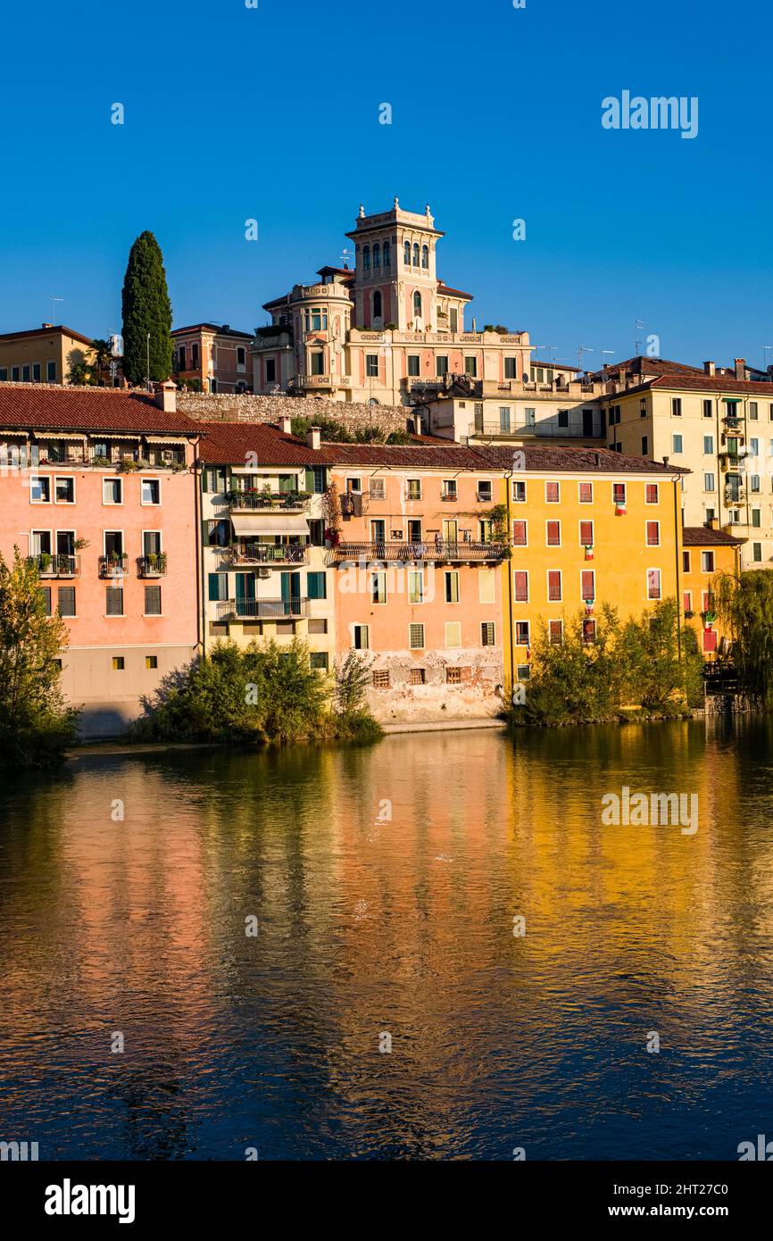 Facciate di case medievali di Bassano del Grappa, situate sul fiume Brenta, in cima al Palazzo Giuseppe Pasuello. Foto Stock