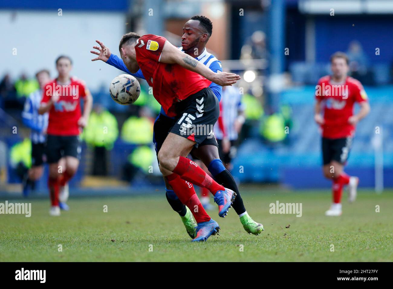 Sam Lavelle #15 di Charlton Athletic e Saido Berahino #24 di Sheffield Mercoledì Foto Stock