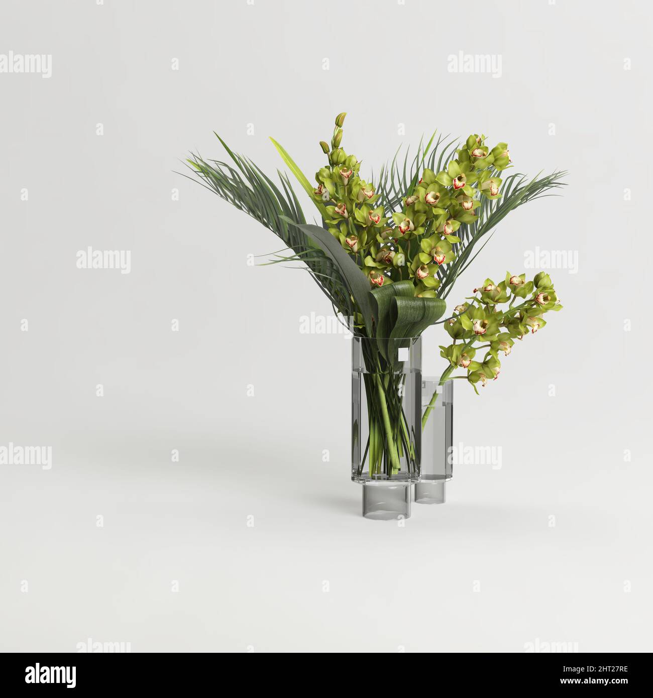 Vaso in vetro con fiori decorativi isolati su sfondo chiaro Foto Stock