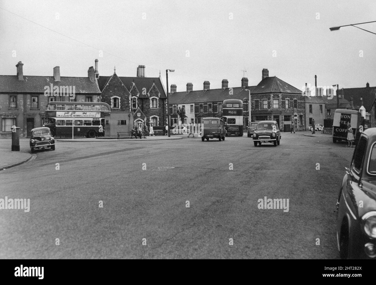 Adamsdown Square, Adamsdown, un'area cittadina e comunità nel sud di Cardiff, Galles. Circa 1965. I nostri spettacoli di foto ... Adamsdown Square, dove si incontrano cinque strade. Foto Stock