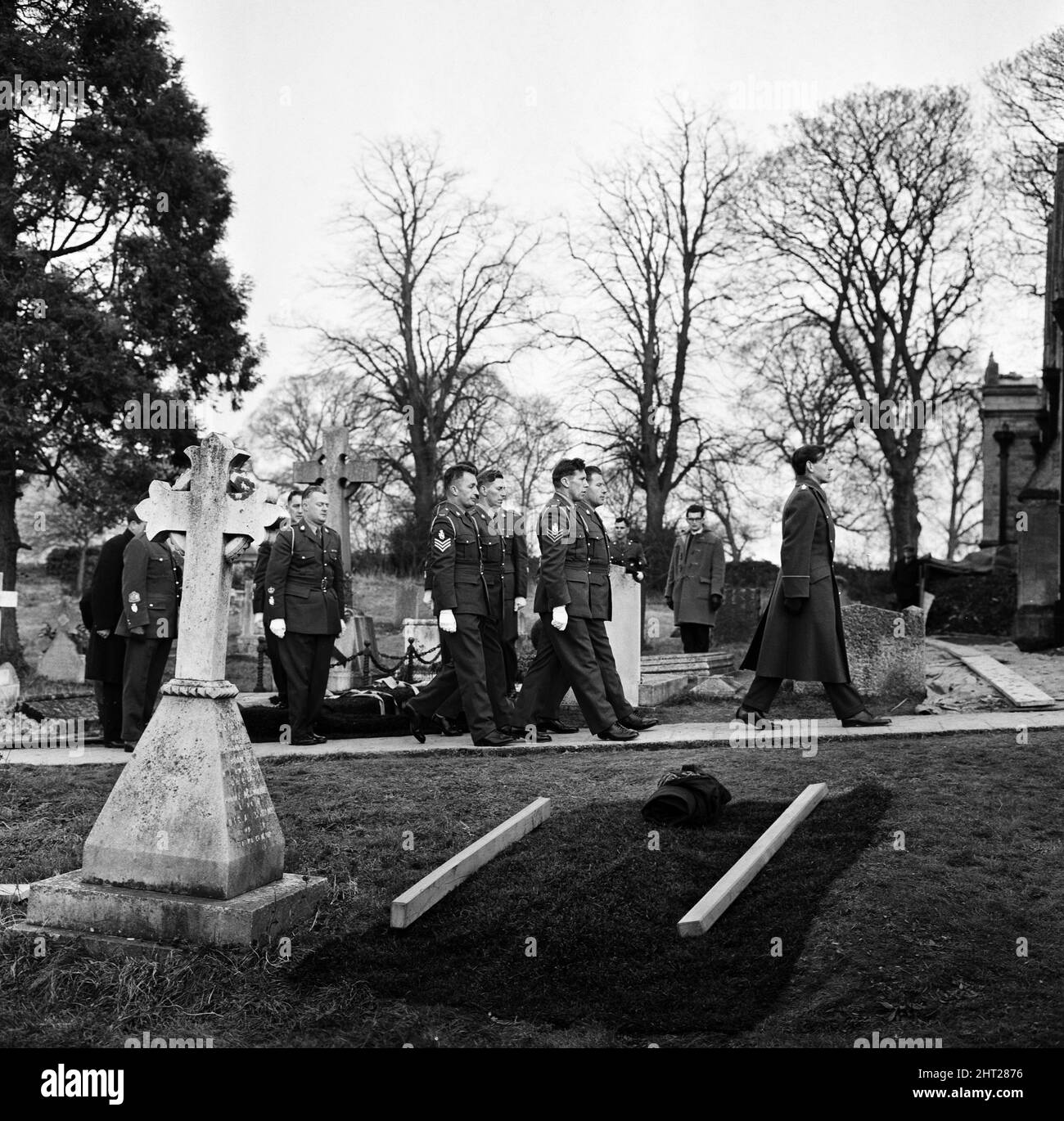 Nell'Oxfordshire viene effettuata una prova completa dei funerali di Sir Winston Churchill. I Pallabearer delle Guardie irlandesi si allontanano lentamente dalla tomba dopo aver collocato la bara nella chiesa di St Martin, Bladon. 28th gennaio 1965. Foto Stock