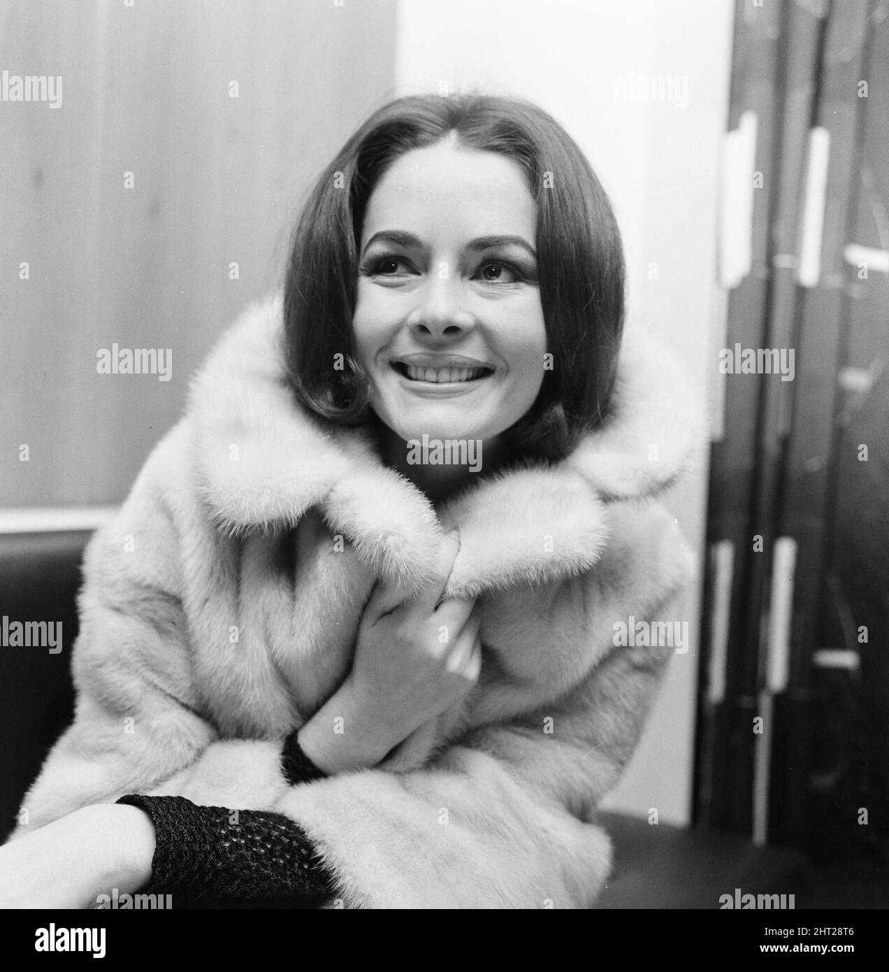 Karin Dor, attrice tedesca, nella sua suite d'hotel, Londra, martedì 16th novembre 1965. Karin è nel Regno Unito per filmare scene di background per Der unheimliche Monch (il sinistro Monk), prodotto da una compagnia cinematografica tedesca. Foto Stock