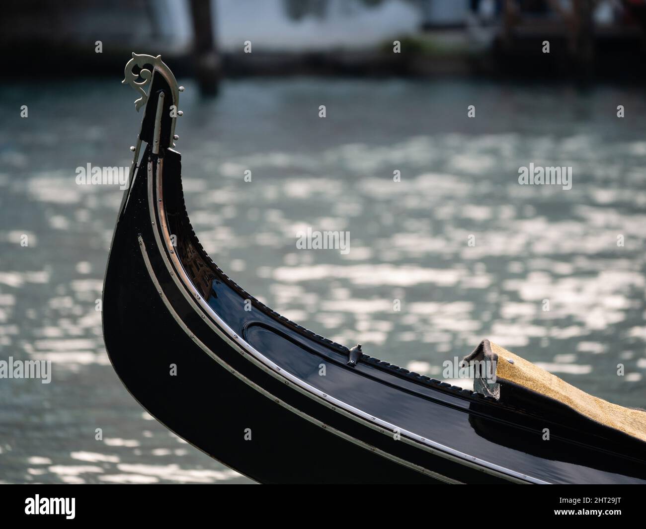 Risso o Ringlet Iron Gondola veneziana dettaglio o ornamento sul Canal Grande a Venezia Foto Stock