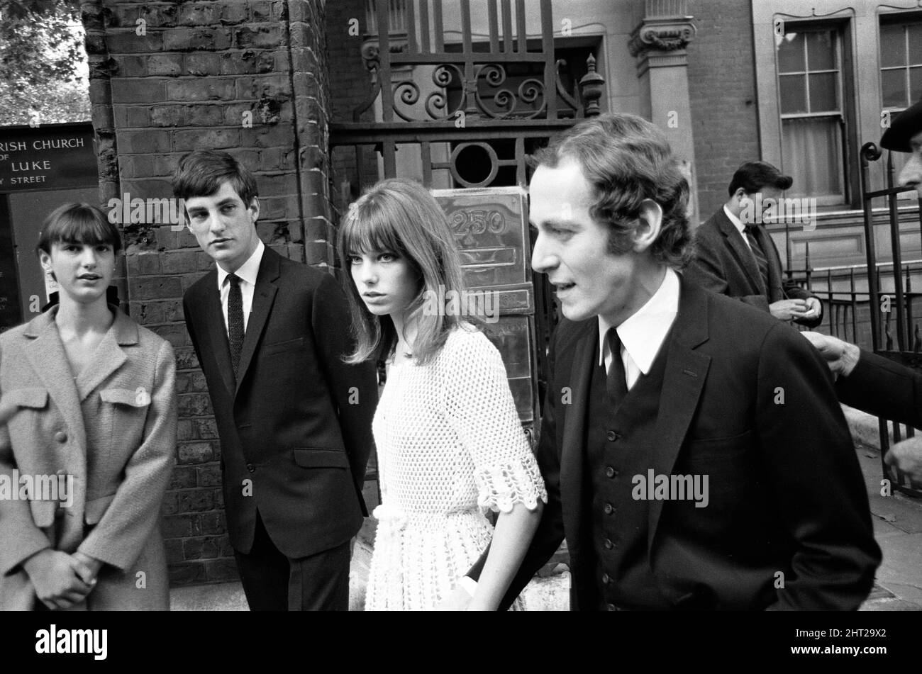 Jane Birkin, di 18 anni, attualmente protagonista del ruolo di guida del 'Passion Flower Hotel' si sposa in segreto presso l'ufficio del registro di Chelsea di Londra a John Barry, di 30 anni. 16th ottobre 1965. Foto Stock