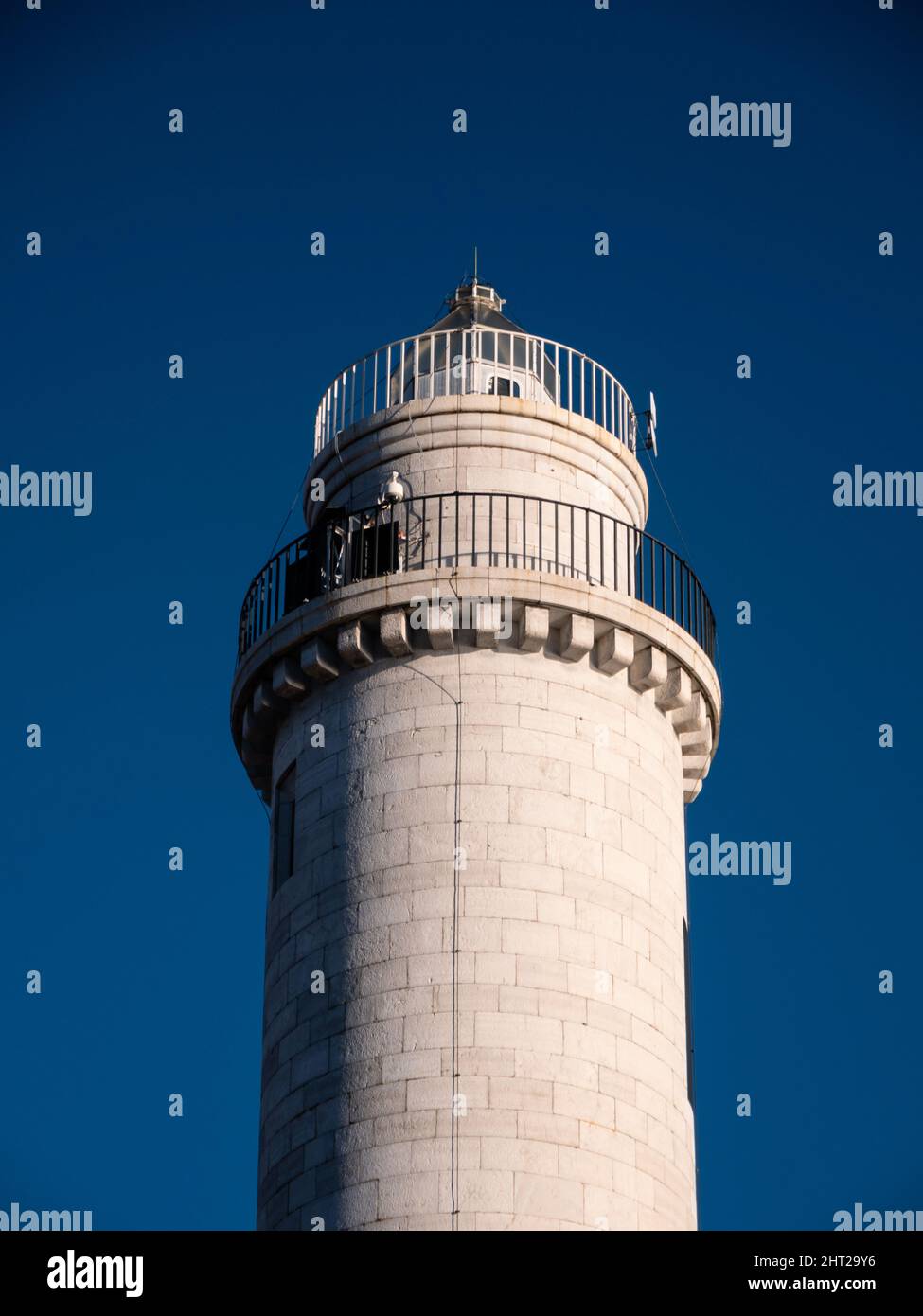 Faro di Murano Faro dell'Isola di Murano nella Laguna di Venezia, Italia in pietra bianca con doppio balcone e Lanterna Foto Stock