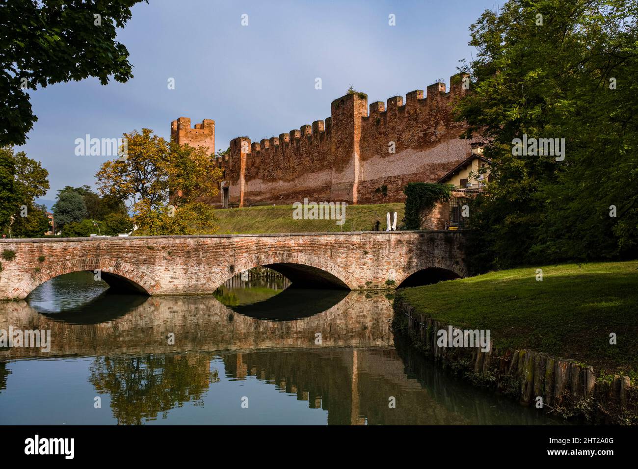 La massiccia cinta muraria circonda la città medievale, il ponte punto Enel conduce su un fossato d'acqua. Foto Stock