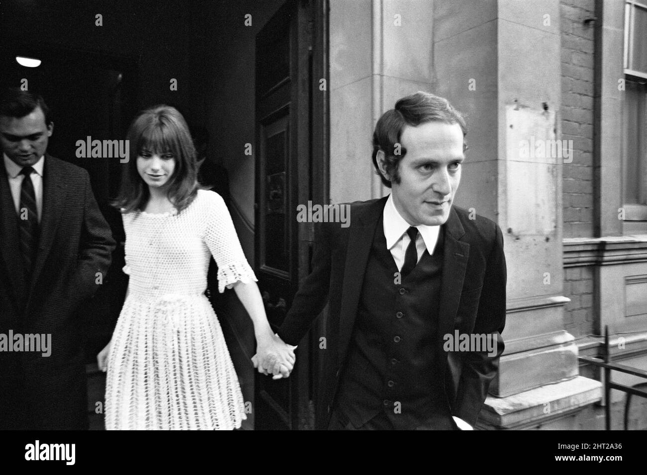 Jane Birkin, di 18 anni, attualmente protagonista del ruolo di guida del 'Passion Flower Hotel' si sposa in segreto presso l'ufficio del registro di Chelsea di Londra a John Barry, di 30 anni. 16th ottobre 1965. Foto Stock