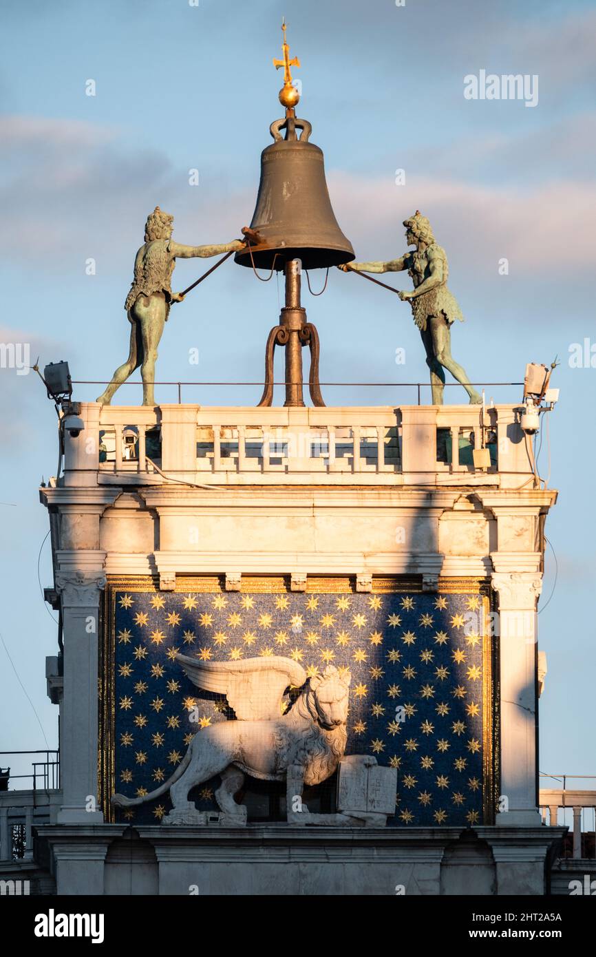 Torre dell'Orologio di San Marco o Torre dell'Orologio a Venezia, con i Mori che colpiscono l'ora su una campana e il Leone alato Foto Stock