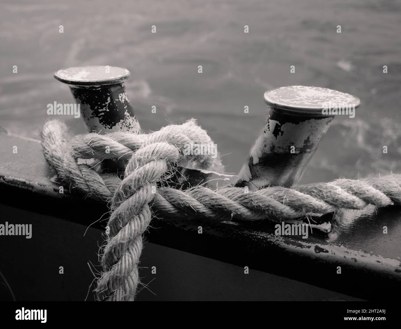 Corda o falò di canapa e avvolta su una barca Vaporetto a Venezia, Italia in bianco e nero monocromatico Foto Stock