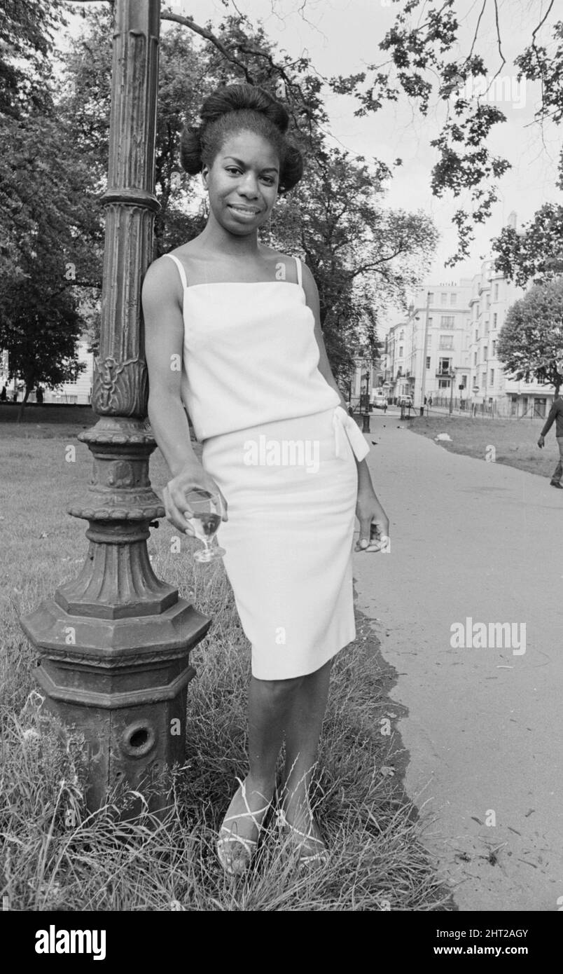 La cantante Nina Simone si trova accanto a un lampione ad Hyde Park prima di un ricevimento stampa tenuto presso la sede della casa discografica Philips a Stanhope PlaceLuglio 1965 Foto Stock