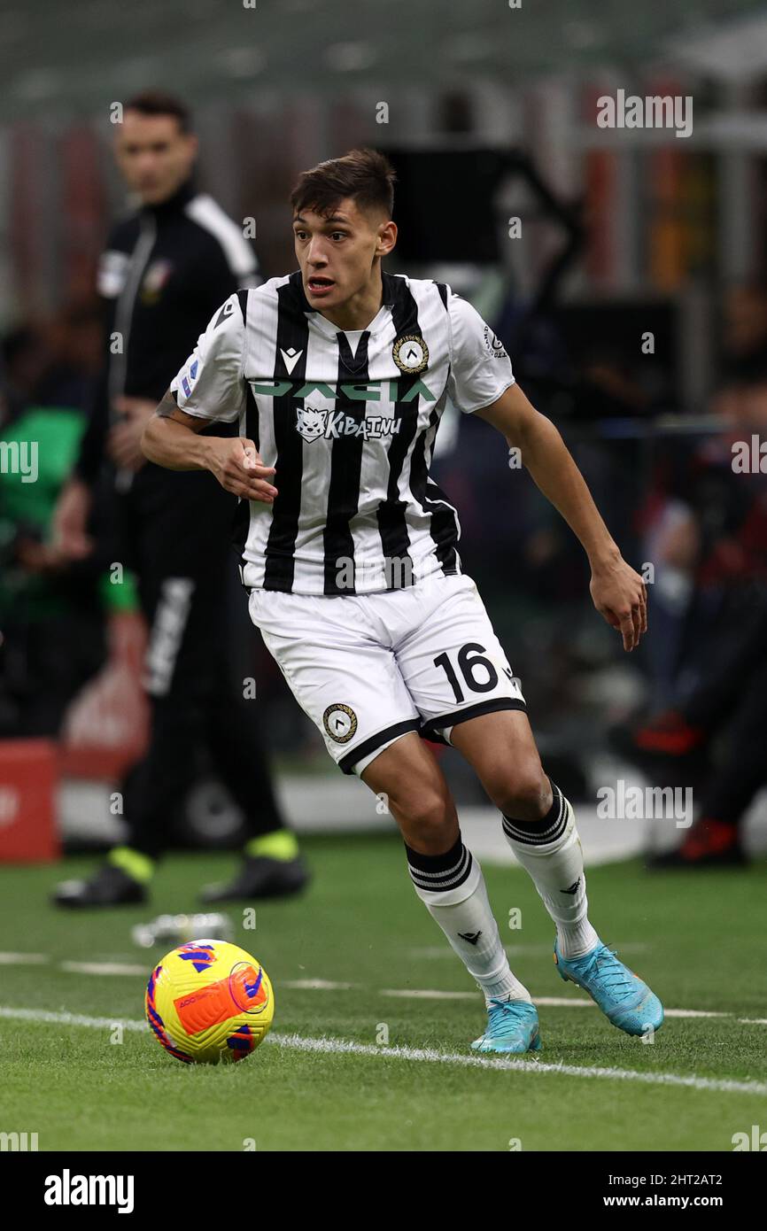 Nahuel Molina (Udinese Calcio) in azione durante AC Milan vs Udinese Calcio, Campionato italiano di calcio A Milano, Italia, Febbraio 25 2022 Foto Stock