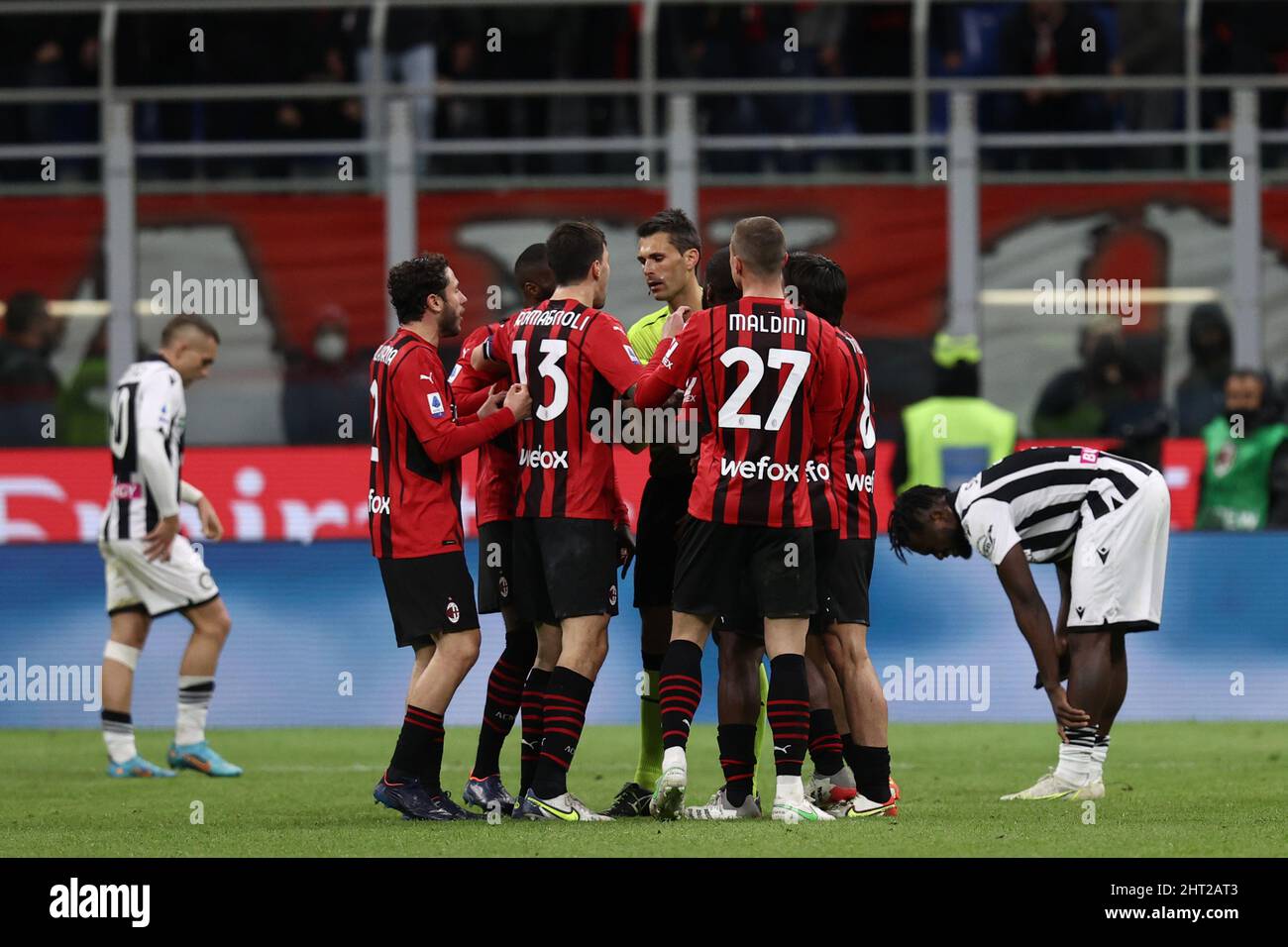 I giocatori di AC Milan circondano l'arbitro durante AC Milan vs Udinese Calcio, Serie italiana di calcio A a a Milano, Italia, Febbraio 25 2022 Foto Stock