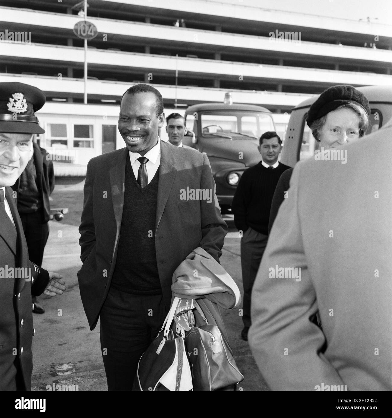 Il primo Ministro di Bechuanaland, Seretse Khama, e sua moglie Ruth Williams Khama (faccia parzialmente oscurata) che arriva all'aeroporto di Londra dal Sudafrica. 20th ottobre 1965. Foto Stock