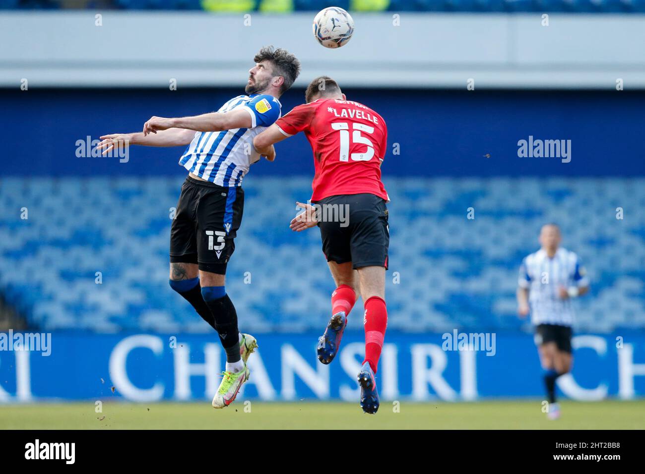 Sheffield, Regno Unito. 26th Feb 2022. Callum Paterson #13 di Sheffield Mercoledì e Sam Lavelle #15 di Charlton Athletic a Sheffield, Regno Unito il 2/26/2022. (Foto di ben Early/News Images/Sipa USA) Credit: Sipa USA/Alamy Live News Foto Stock