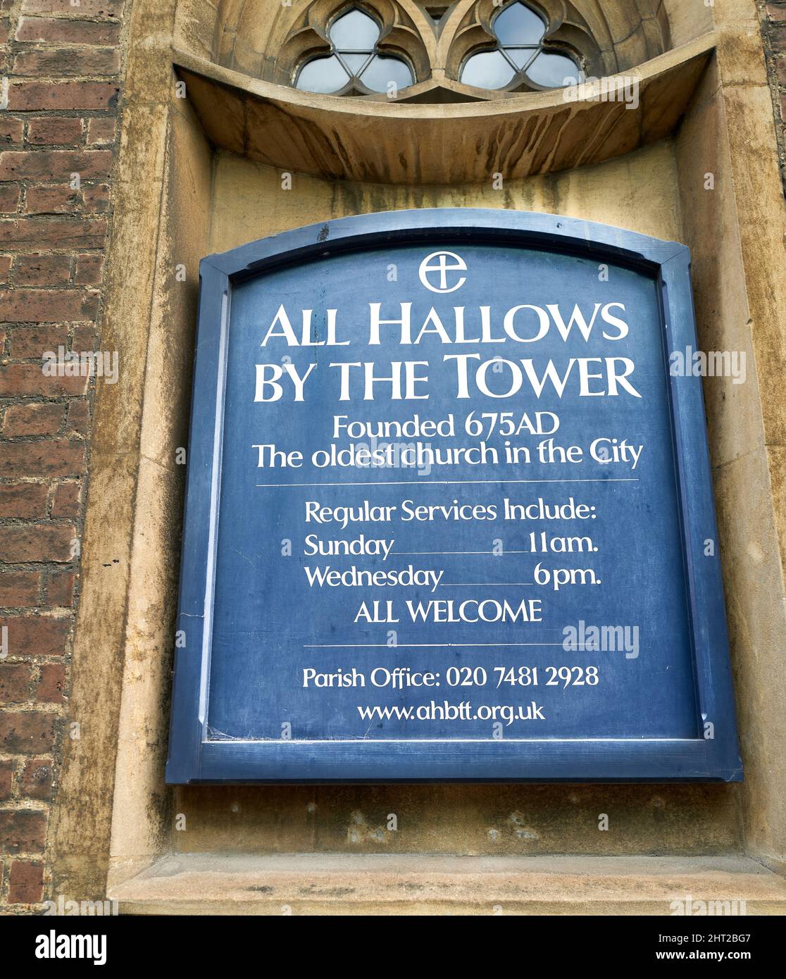 All Hallows by the Tower, una chiesa cristiana fondata nel 675 d.C., la chiesa più antica della città di Londra, Inghilterra. Foto Stock